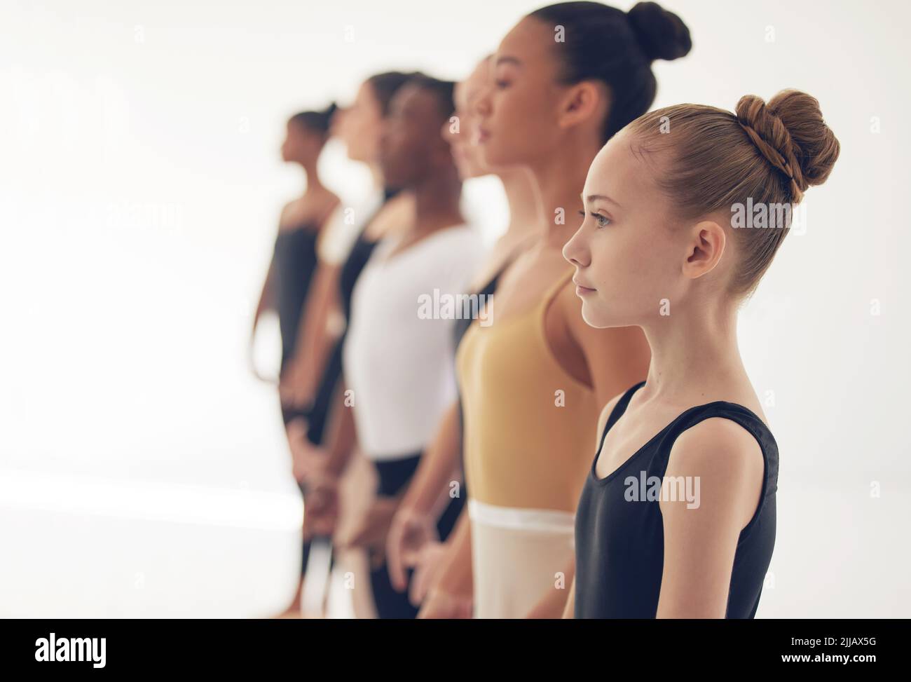 La cosa più essenziale nella disciplina della danza è la devozione, un gruppo di ballerine che si preparano ad esibirsi in uno studio di danza. Foto Stock