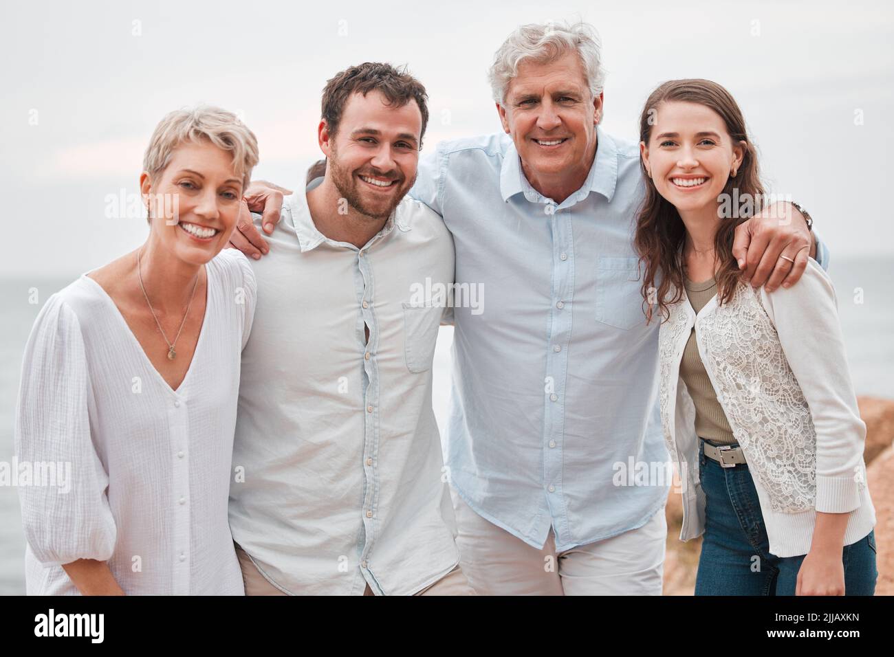 I migliori regali che diamo alla famiglia sono buoni ricordi, una famiglia felice che si gode una giornata lungo la costa. Foto Stock