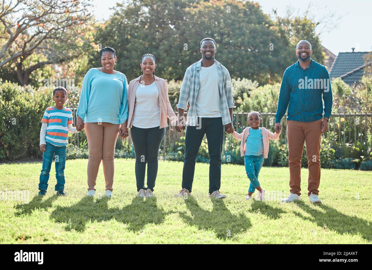 La famiglia è come i bottoni su un vestito, tengono tutto insieme, una famiglia multigenerazionale che sta insieme fuori. Foto Stock