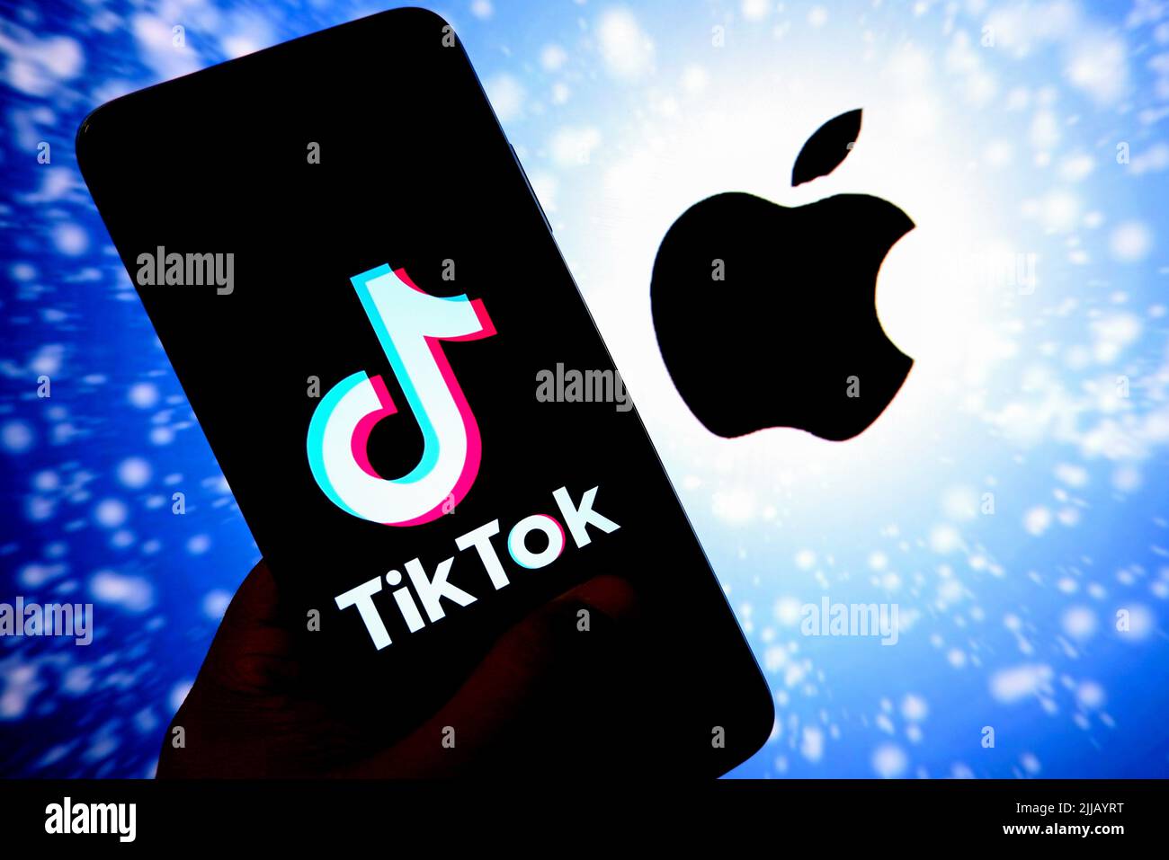 India. 25th luglio 2022. In questa illustrazione della foto, viene visualizzato un logo Tiktok su uno smartphone android con un logo Apple (MAC) sullo sfondo. (Foto di Avishek Das/SOPA Images/Sipa USA) Credit: Sipa USA/Alamy Live News Foto Stock