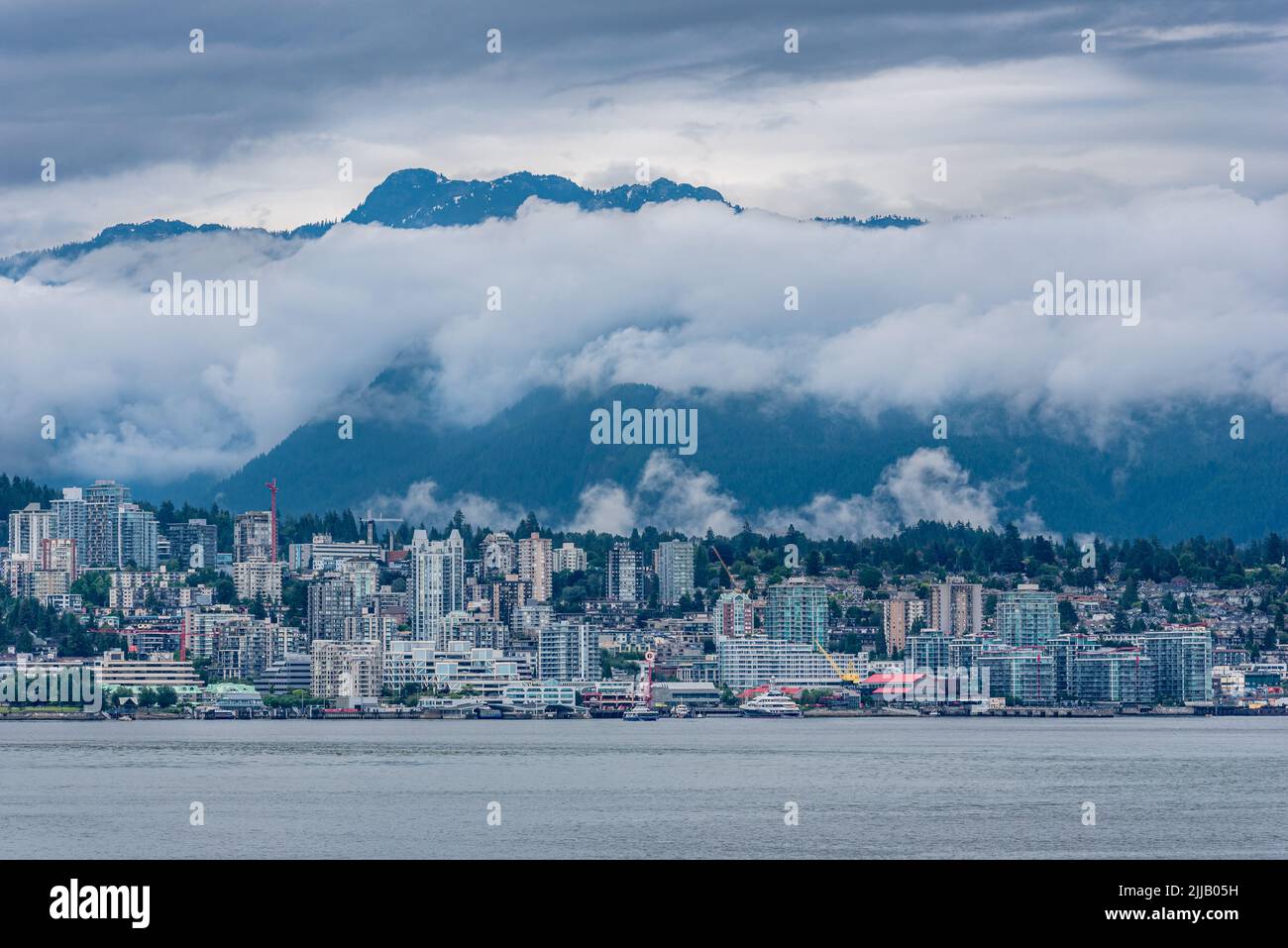 Nuvola bassa sulle montagne e sullo skyline di North Vancouver Foto Stock
