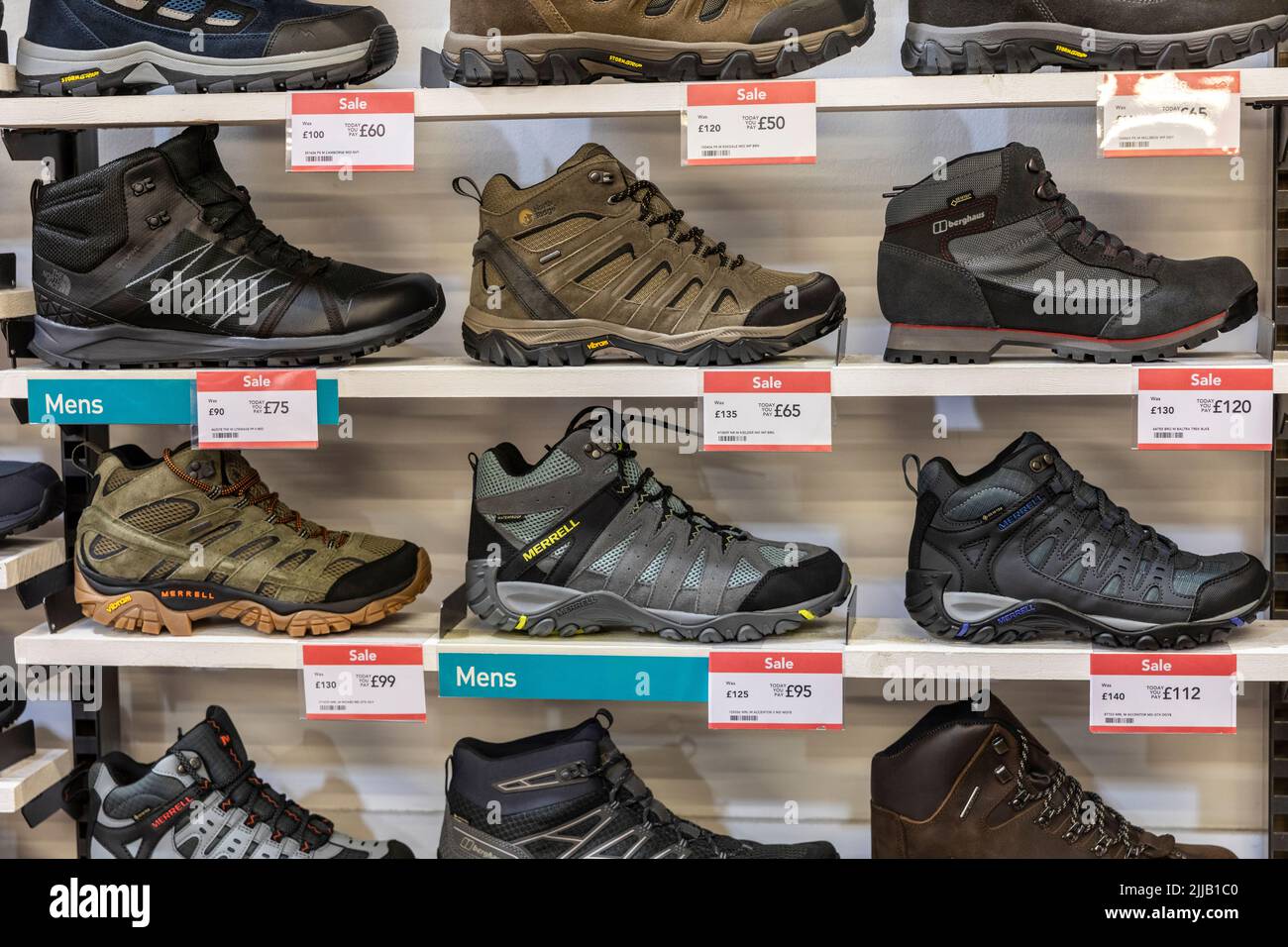 Scarpe da trekking e da passeggio in vendita in un negozio di abbigliamento all'aperto Millets a Bury, Lancashire, Inghilterra nel luglio 2022 Foto Stock