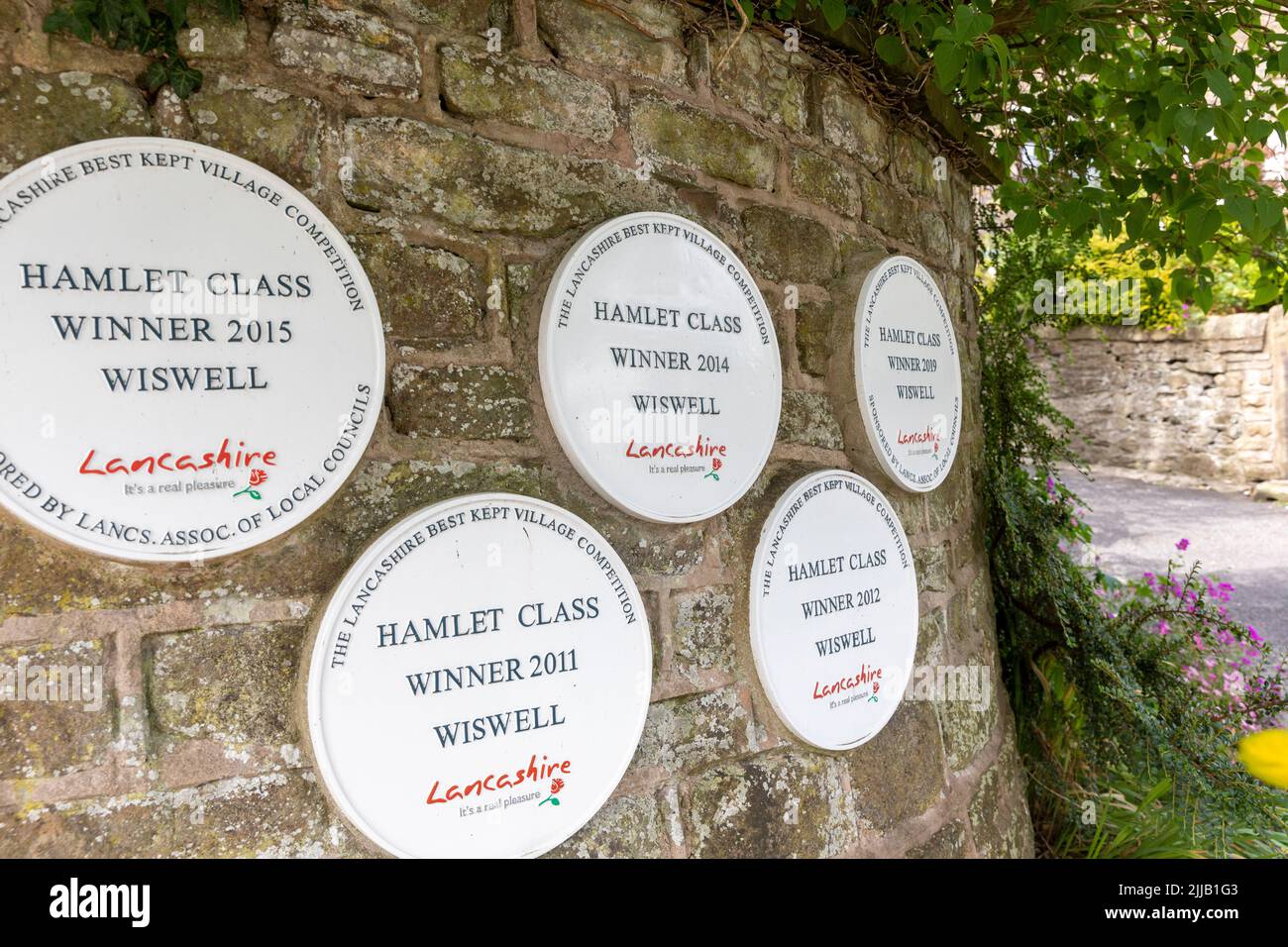 Villaggio di Wiswell nel Lancashire, vincitore della classe borghesia per più anni per il concorso lancashire villaggio meglio tenuto, Inghilterra, Regno Unito, estate 2022 Foto Stock