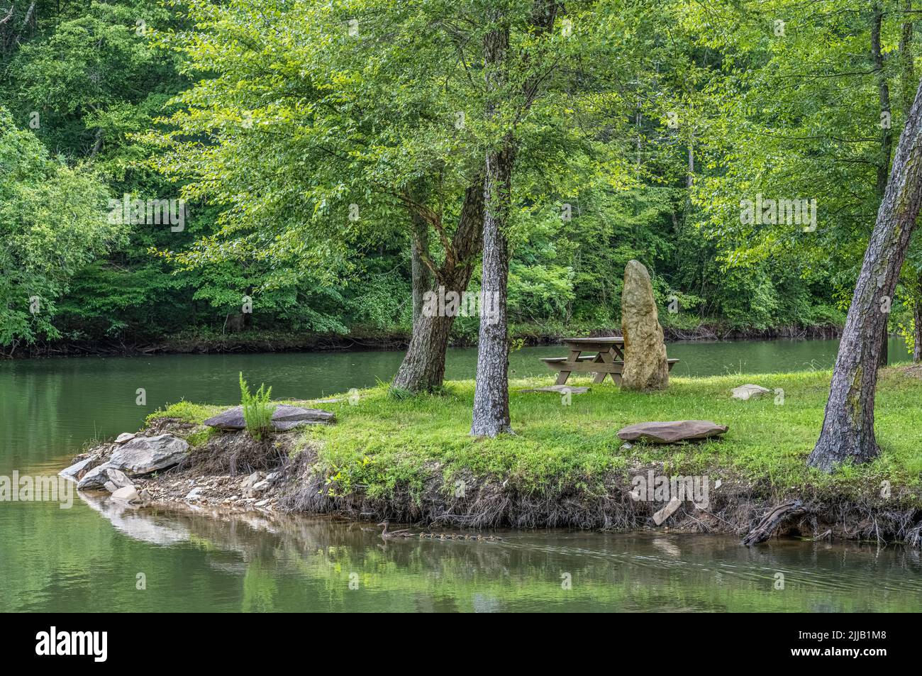 Un luogo perfetto per un picnic dove Butternut Creek incontra il fiume Nottely al Meeks Park a Blairsville, una città panoramica delle North Georgia Mountains. Foto Stock