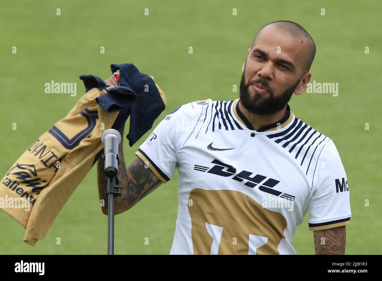 Città del Messico, Città del Messico, Messico. 23rd luglio 2022. 23 luglio 2022, Città del Messico, Messico: Il brasiliano Dani Alves riceve la sua maglia ufficiale di Pumas durante la sua presentazione come nuovo membro della squadra di calcio UNAM di Pumas, sul campo alla struttura di addestramento di Pumas. Il 23 luglio 2022 a Città del Messico, Messico. (Credit Image: © Ismael Rosas/eyepix via ZUMA Press Wire) Foto Stock