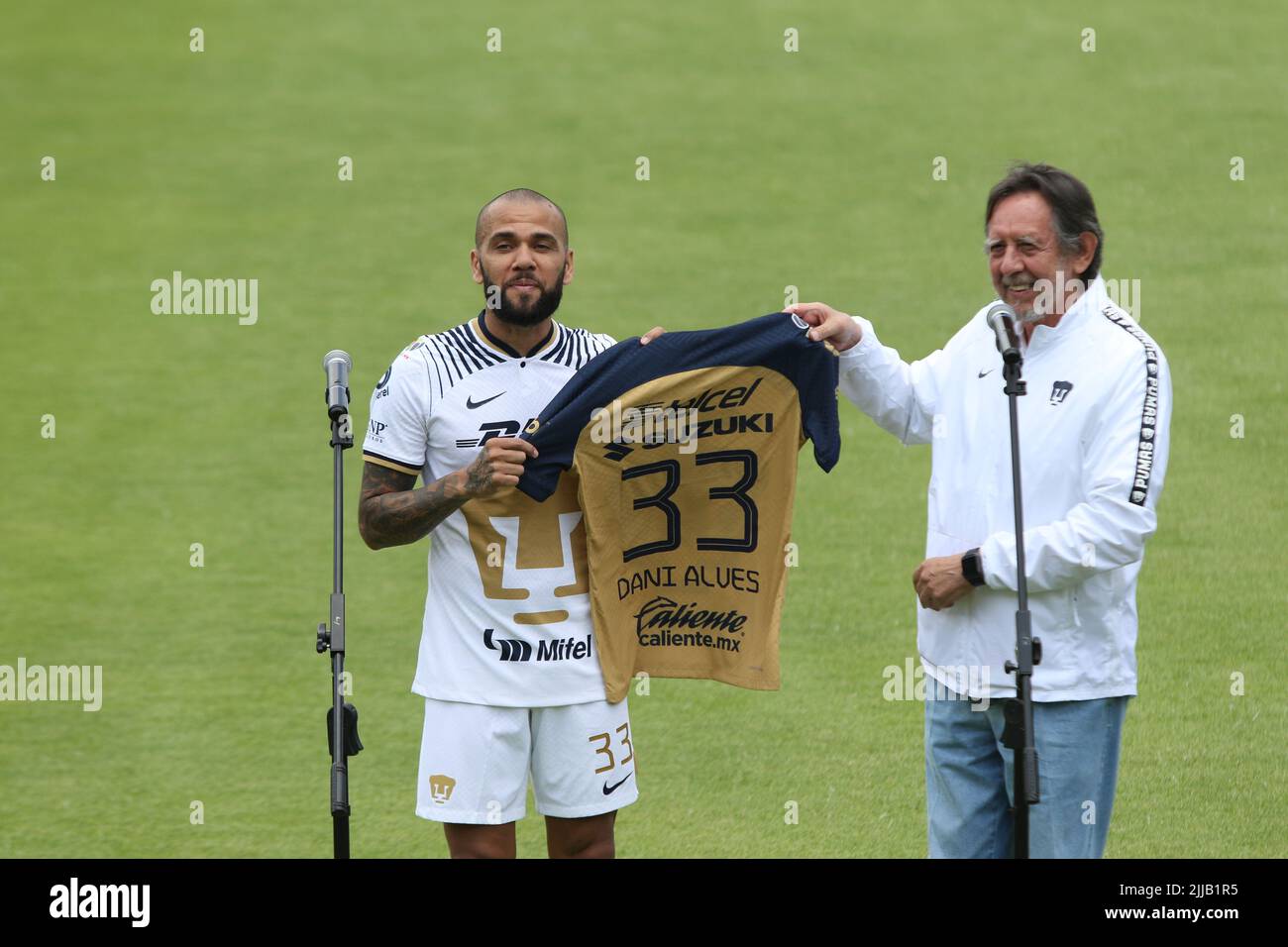 Città del Messico, Città del Messico, Messico. 23rd luglio 2022. 23 luglio 2022, Città del Messico, Messico: Il brasiliano Dani Alves riceve la sua maglia ufficiale Pumas dal presidente del club Leopoldo Silva durante la sua presentazione come nuovo membro della squadra di calcio Pumas UNAM, in campo presso la struttura di allenamento Pumas. Il 23 luglio 2022 a Città del Messico, Messico. (Credit Image: © Ismael Rosas/eyepix via ZUMA Press Wire) Foto Stock