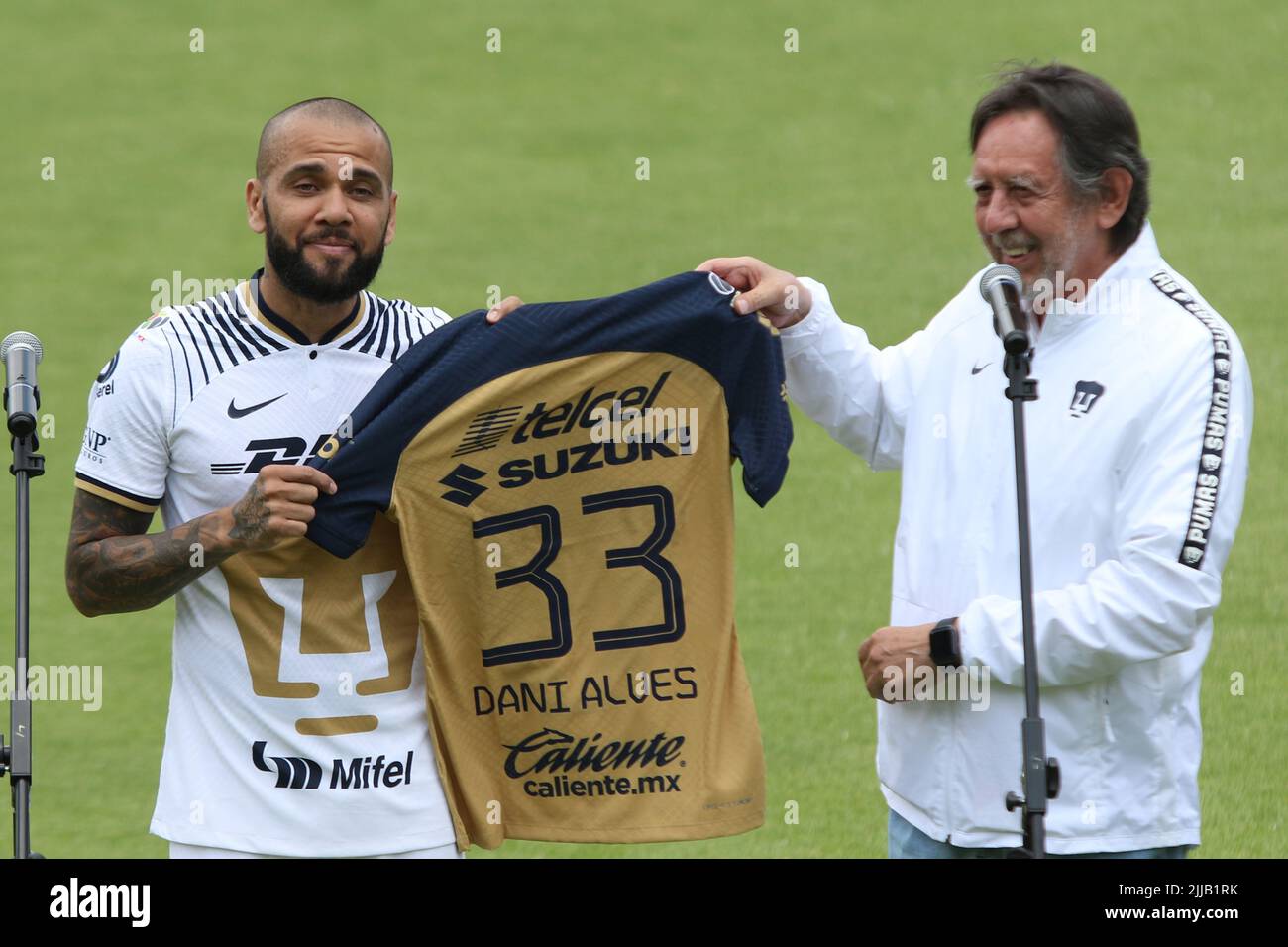 Città del Messico, Città del Messico, Messico. 23rd luglio 2022. 23 luglio 2022, Città del Messico, Messico: Il brasiliano Dani Alves riceve la sua maglia ufficiale Pumas dal presidente del club Leopoldo Silva durante la sua presentazione come nuovo membro della squadra di calcio Pumas UNAM, in campo presso la struttura di allenamento Pumas. Il 23 luglio 2022 a Città del Messico, Messico. (Credit Image: © Ismael Rosas/eyepix via ZUMA Press Wire) Foto Stock