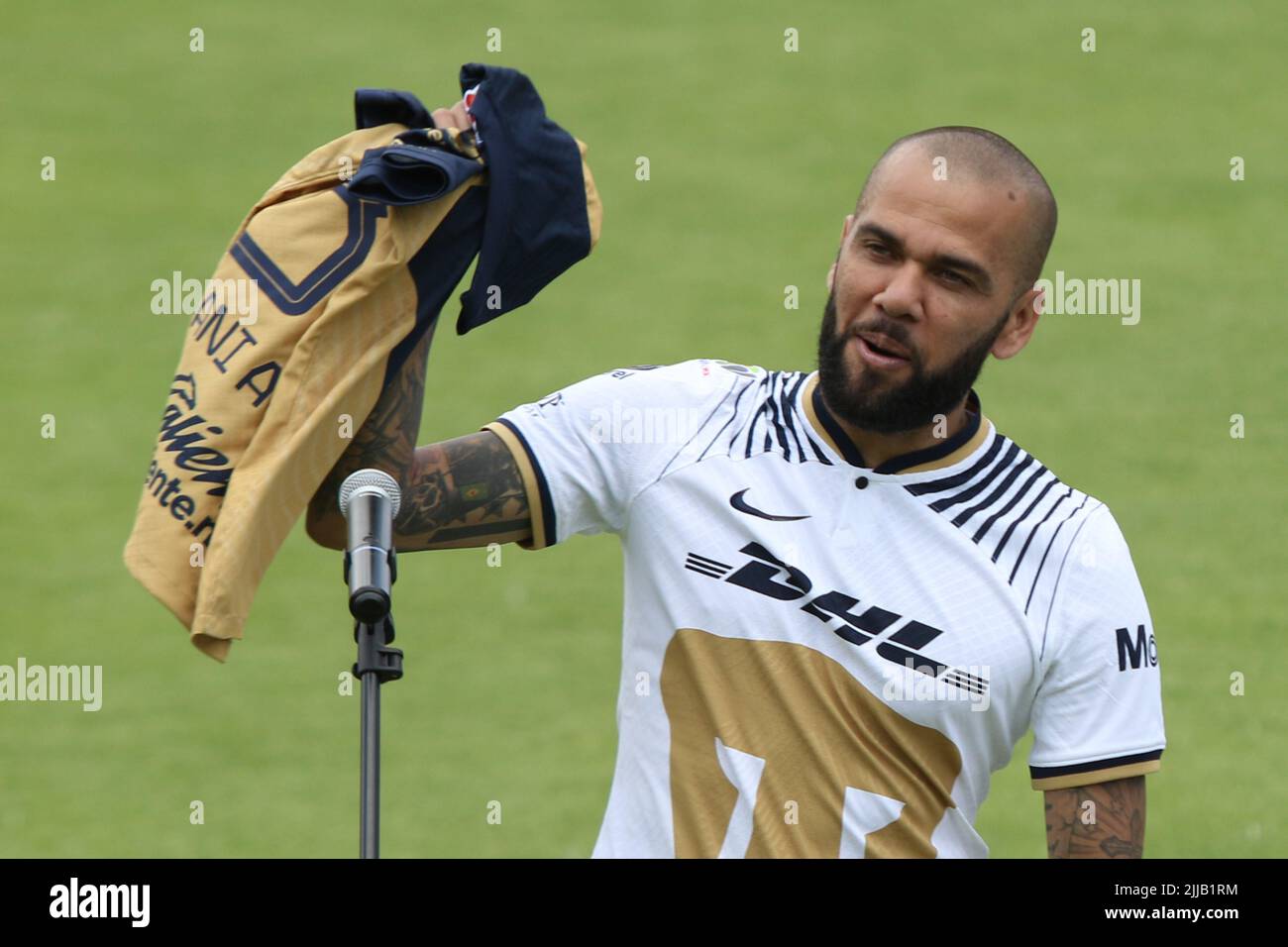 Città del Messico, Città del Messico, Messico. 23rd luglio 2022. 23 luglio 2022, Città del Messico, Messico: Il brasiliano Dani Alves riceve la sua maglia ufficiale di Pumas durante la sua presentazione come nuovo membro della squadra di calcio UNAM di Pumas, sul campo alla struttura di addestramento di Pumas. Il 23 luglio 2022 a Città del Messico, Messico. (Credit Image: © Ismael Rosas/eyepix via ZUMA Press Wire) Foto Stock