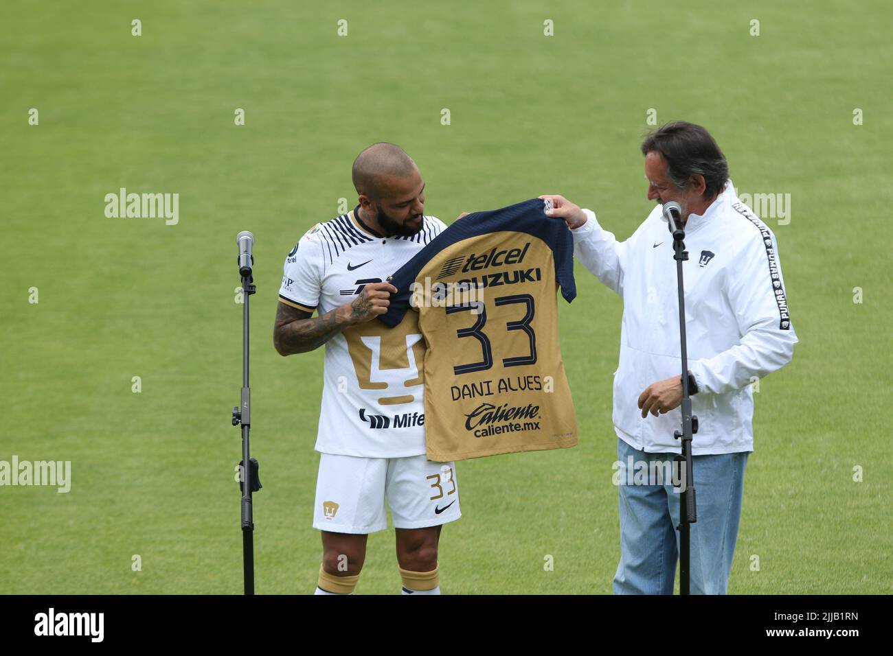 Città del Messico, Città del Messico, Messico. 23rd luglio 2022. 23 luglio 2022, Città del Messico, Messico: Il brasiliano Dani Alves riceve la sua maglia ufficiale Pumas dal presidente del club Leopoldo Silva durante la sua presentazione come nuovo membro della squadra di calcio Pumas UNAM, in campo presso la struttura di allenamento Pumas. Il 23 luglio 2022 a Città del Messico, Messico. (Credit Image: © Ismael Rosas/eyepix via ZUMA Press Wire) Foto Stock