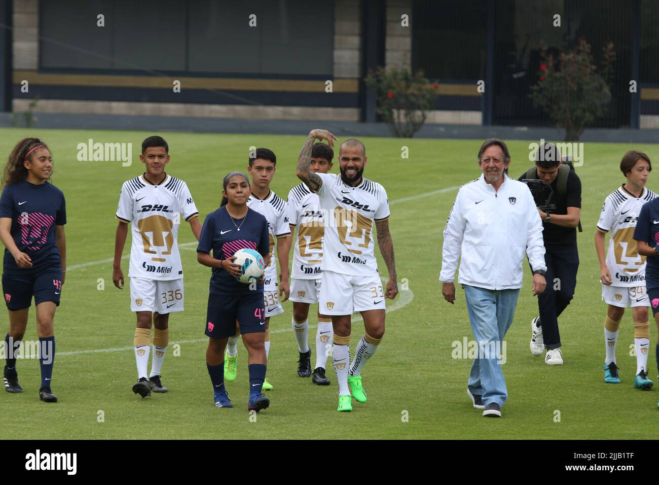 Città del Messico, Città del Messico, Messico. 23rd luglio 2022. 23 luglio 2022, Città del Messico, Messico: Il brasiliano Daniel Alves da Silva durante la sua presentazione come nuovo membro della squadra di calcio dell'UNAM di Pumas, sul campo alla struttura di addestramento di Pumas. Il 23 luglio 2022 a Città del Messico, Messico. (Credit Image: © Ismael Rosas/eyepix via ZUMA Press Wire) Foto Stock