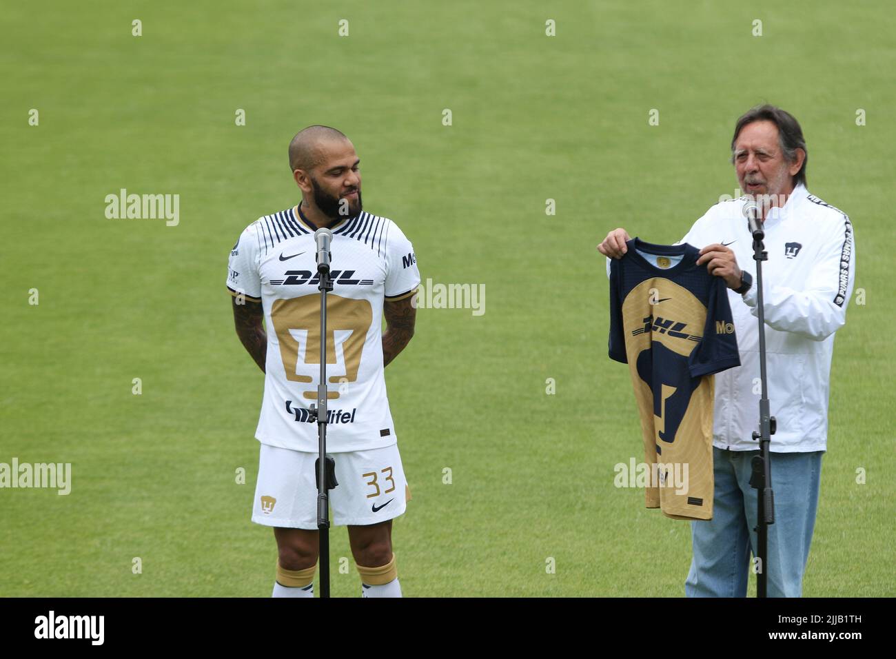 Città del Messico, Città del Messico, Messico. 23rd luglio 2022. 23 luglio 2022, Città del Messico, Messico: Il brasiliano Dani Alves riceve la sua maglia ufficiale Pumas dal presidente del club Leopoldo Silva durante la sua presentazione come nuovo membro della squadra di calcio Pumas UNAM, in campo presso la struttura di allenamento Pumas. Il 23 luglio 2022 a Città del Messico, Messico. (Credit Image: © Ismael Rosas/eyepix via ZUMA Press Wire) Foto Stock