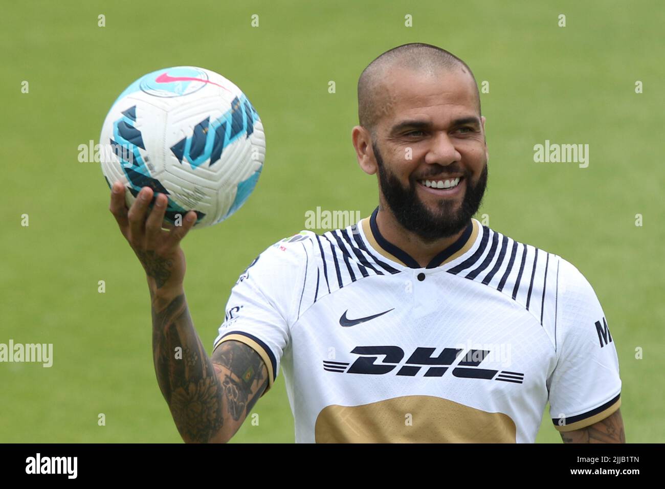 Città del Messico, Città del Messico, Messico. 23rd luglio 2022. 23 luglio 2022, Città del Messico, Messico: Il brasiliano Daniel Alves da Silva durante la sua presentazione come nuovo membro della squadra di calcio dell'UNAM di Pumas, sul campo alla struttura di addestramento di Pumas. Il 23 luglio 2022 a Città del Messico, Messico. (Credit Image: © Ismael Rosas/eyepix via ZUMA Press Wire) Foto Stock