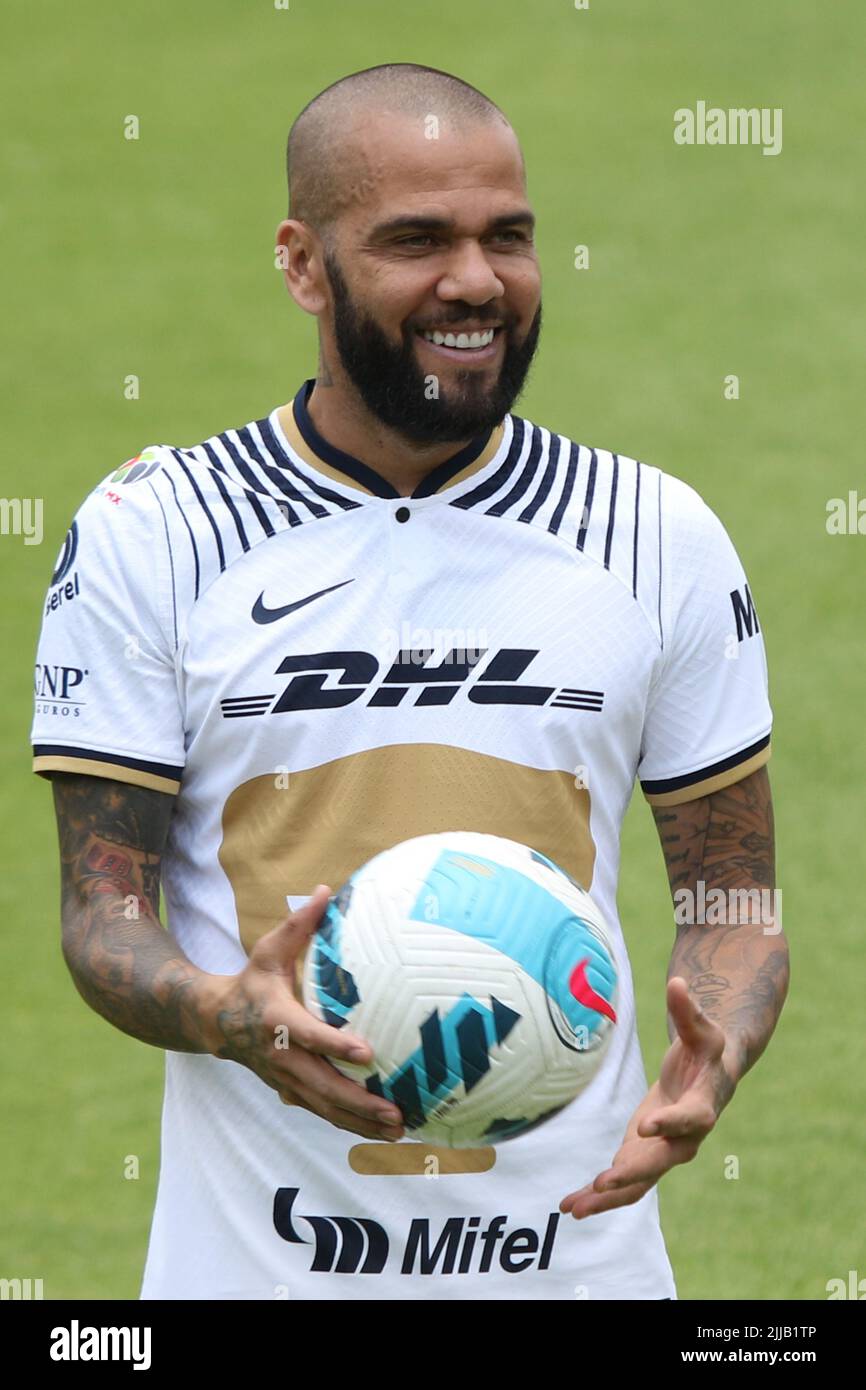 Città del Messico, Città del Messico, Messico. 23rd luglio 2022. 23 luglio 2022, Città del Messico, Messico: Il brasiliano Daniel Alves da Silva durante la sua presentazione come nuovo membro della squadra di calcio dell'UNAM di Pumas, sul campo alla struttura di addestramento di Pumas. Il 23 luglio 2022 a Città del Messico, Messico. (Credit Image: © Ismael Rosas/eyepix via ZUMA Press Wire) Foto Stock