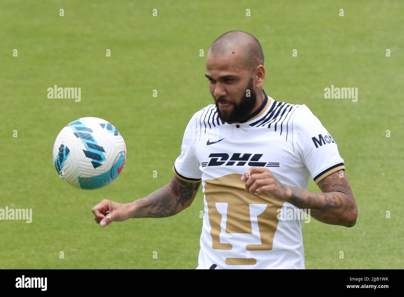 Città del Messico, Città del Messico, Messico. 23rd luglio 2022. 23 luglio 2022, Città del Messico, Messico: Il brasiliano Daniel Alves da Silva durante la sua presentazione come nuovo membro della squadra di calcio dell'UNAM di Pumas, sul campo alla struttura di addestramento di Pumas. Il 23 luglio 2022 a Città del Messico, Messico. (Credit Image: © Ismael Rosas/eyepix via ZUMA Press Wire) Foto Stock