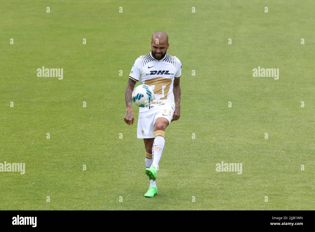 Città del Messico, Città del Messico, Messico. 23rd luglio 2022. 23 luglio 2022, Città del Messico, Messico: Il brasiliano Daniel Alves da Silva durante la sua presentazione come nuovo membro della squadra di calcio dell'UNAM di Pumas, sul campo alla struttura di addestramento di Pumas. Il 23 luglio 2022 a Città del Messico, Messico. (Credit Image: © Ismael Rosas/eyepix via ZUMA Press Wire) Foto Stock