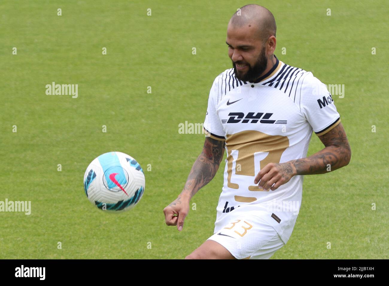 Città del Messico, Città del Messico, Messico. 23rd luglio 2022. 23 luglio 2022, Città del Messico, Messico: Il brasiliano Daniel Alves da Silva durante la sua presentazione come nuovo membro della squadra di calcio dell'UNAM di Pumas, sul campo alla struttura di addestramento di Pumas. Il 23 luglio 2022 a Città del Messico, Messico. (Credit Image: © Ismael Rosas/eyepix via ZUMA Press Wire) Foto Stock