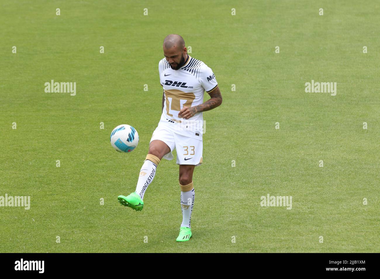 Città del Messico, Città del Messico, Messico. 23rd luglio 2022. 23 luglio 2022, Città del Messico, Messico: Il brasiliano Daniel Alves da Silva durante la sua presentazione come nuovo membro della squadra di calcio dell'UNAM di Pumas, sul campo alla struttura di addestramento di Pumas. Il 23 luglio 2022 a Città del Messico, Messico. (Credit Image: © Ismael Rosas/eyepix via ZUMA Press Wire) Foto Stock