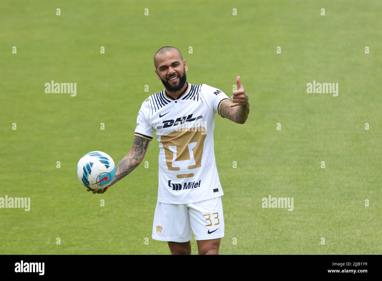 Città del Messico, Città del Messico, Messico. 23rd luglio 2022. 23 luglio 2022, Città del Messico, Messico: Il brasiliano Daniel Alves da Silva durante la sua presentazione come nuovo membro della squadra di calcio dell'UNAM di Pumas, sul campo alla struttura di addestramento di Pumas. Il 23 luglio 2022 a Città del Messico, Messico. (Credit Image: © Ismael Rosas/eyepix via ZUMA Press Wire) Foto Stock