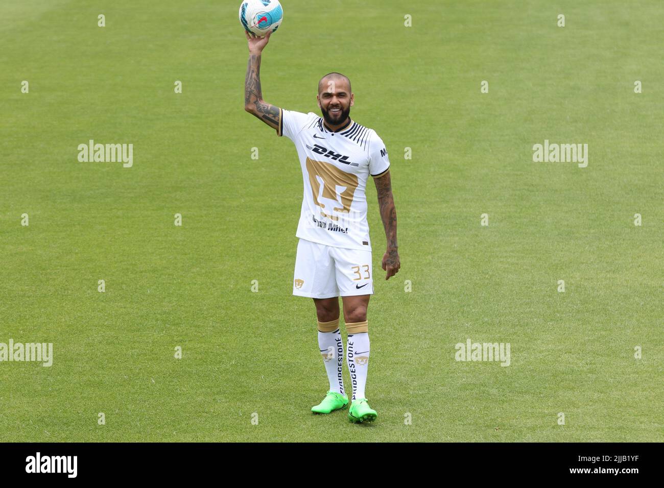 Città del Messico, Città del Messico, Messico. 23rd luglio 2022. 23 luglio 2022, Città del Messico, Messico: Il brasiliano Daniel Alves da Silva durante la sua presentazione come nuovo membro della squadra di calcio dell'UNAM di Pumas, sul campo alla struttura di addestramento di Pumas. Il 23 luglio 2022 a Città del Messico, Messico. (Credit Image: © Ismael Rosas/eyepix via ZUMA Press Wire) Foto Stock