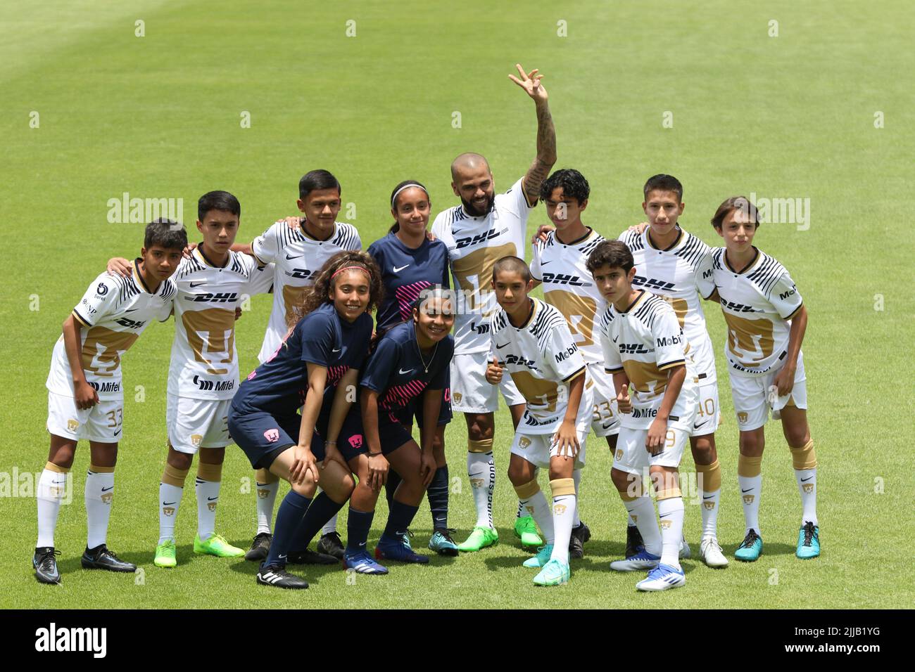Città del Messico, Città del Messico, Messico. 23rd luglio 2022. 23 luglio 2022, Città del Messico, Messico: Il brasiliano Daniel Alves da Silva durante la sua presentazione come nuovo membro della squadra di calcio dell'UNAM di Pumas, sul campo alla struttura di addestramento di Pumas. Il 23 luglio 2022 a Città del Messico, Messico. (Credit Image: © Ismael Rosas/eyepix via ZUMA Press Wire) Foto Stock