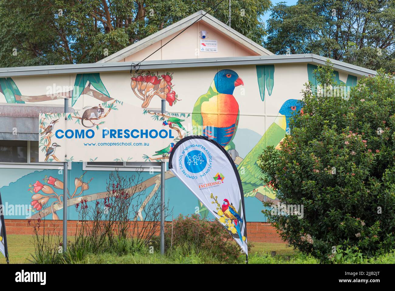 Con opere d'arte di Hugues sineux, artista murale, che adornano l'esterno, Como Preschool o centro di apprendimento precoce sembra un luogo divertente per i giovani Foto Stock