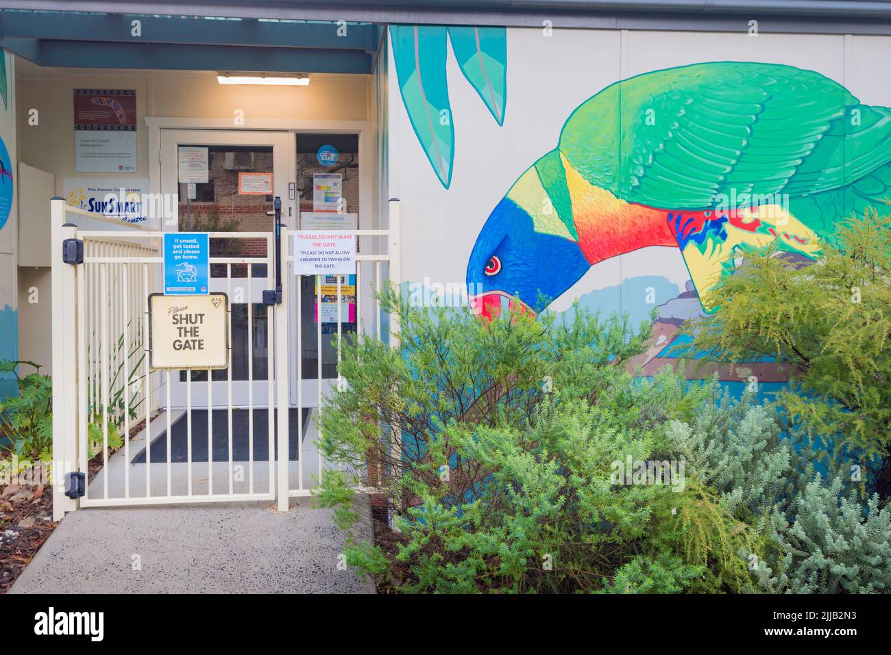 Con opere d'arte di Hugues sineux, artista murale, che adornano l'esterno, Como Preschool o centro di apprendimento precoce sembra un luogo divertente per i giovani Foto Stock