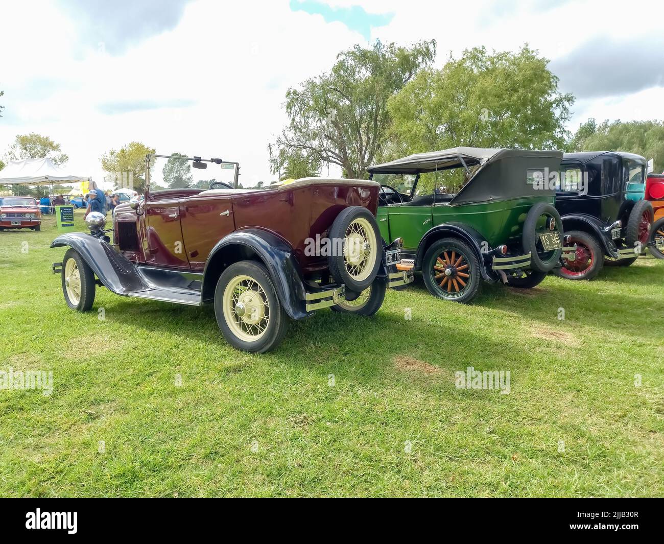 Chascomus, Argentina - Apr 9, 2022: Auto vecchie 1920s 1930s in campagna. Vista posteriore. Natura verde erba e alberi. Mostra di auto classiche. CopySpace Foto Stock
