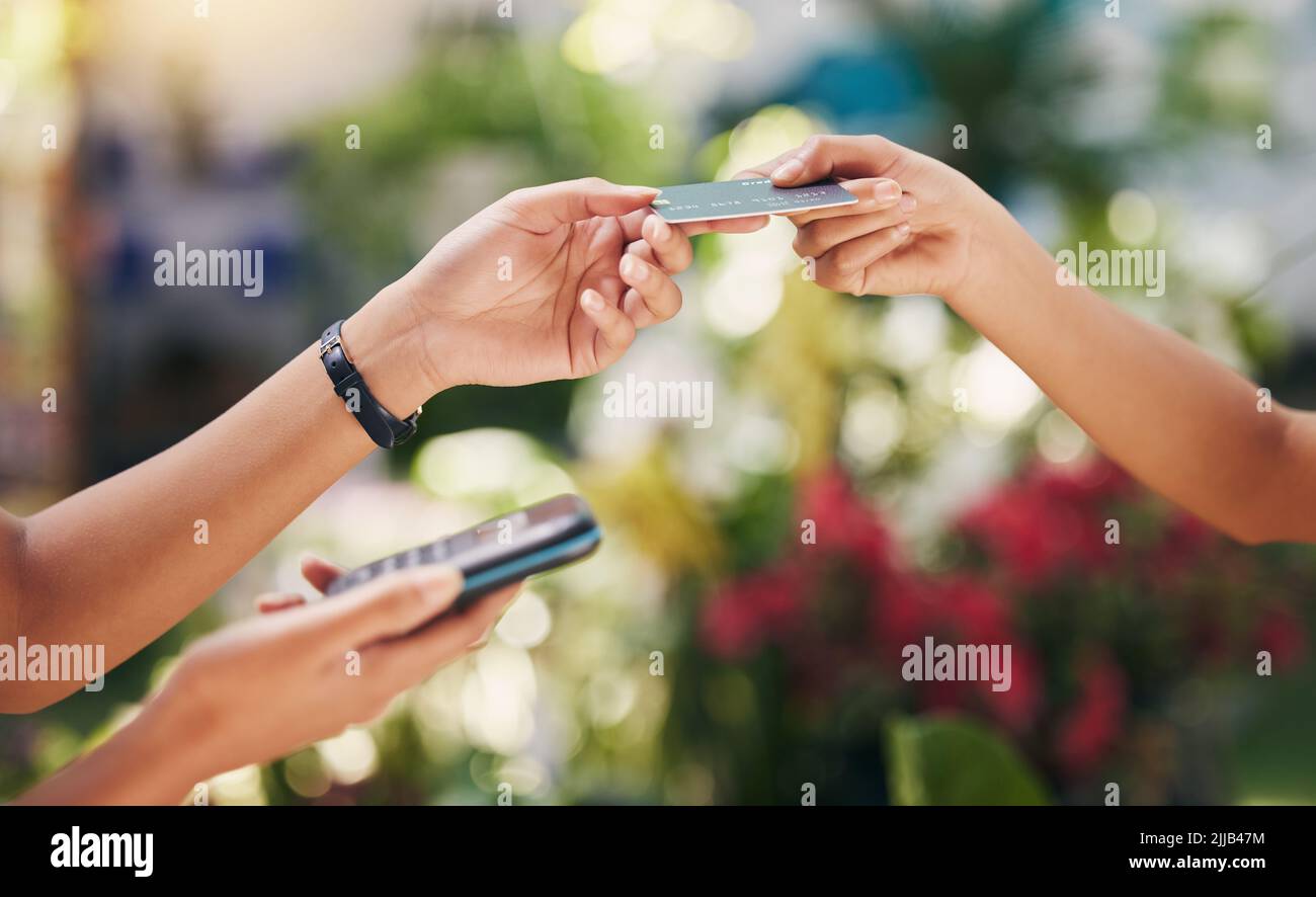 Basta un solo tocco: Un cliente che utilizza una carta e uno scanner NFC per effettuare il pagamento con una carta. Foto Stock