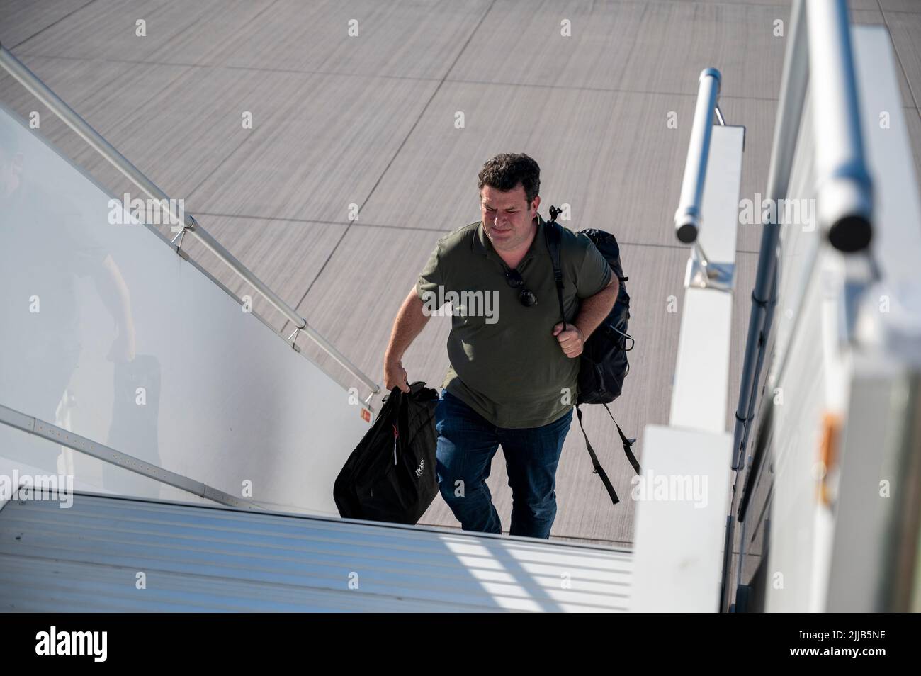 Berlino, Germania. 24th luglio 2022. Hubertus Heil (SPD), ministro federale del lavoro e degli affari sociali, si imbarda su un aereo dell'Aeronautica militare presso il terminal del governo dell'aeroporto di Berlino Brandeburgo per un viaggio in Ucraina. Credit: Christophe Gateau/dpa/Alamy Live News Foto Stock