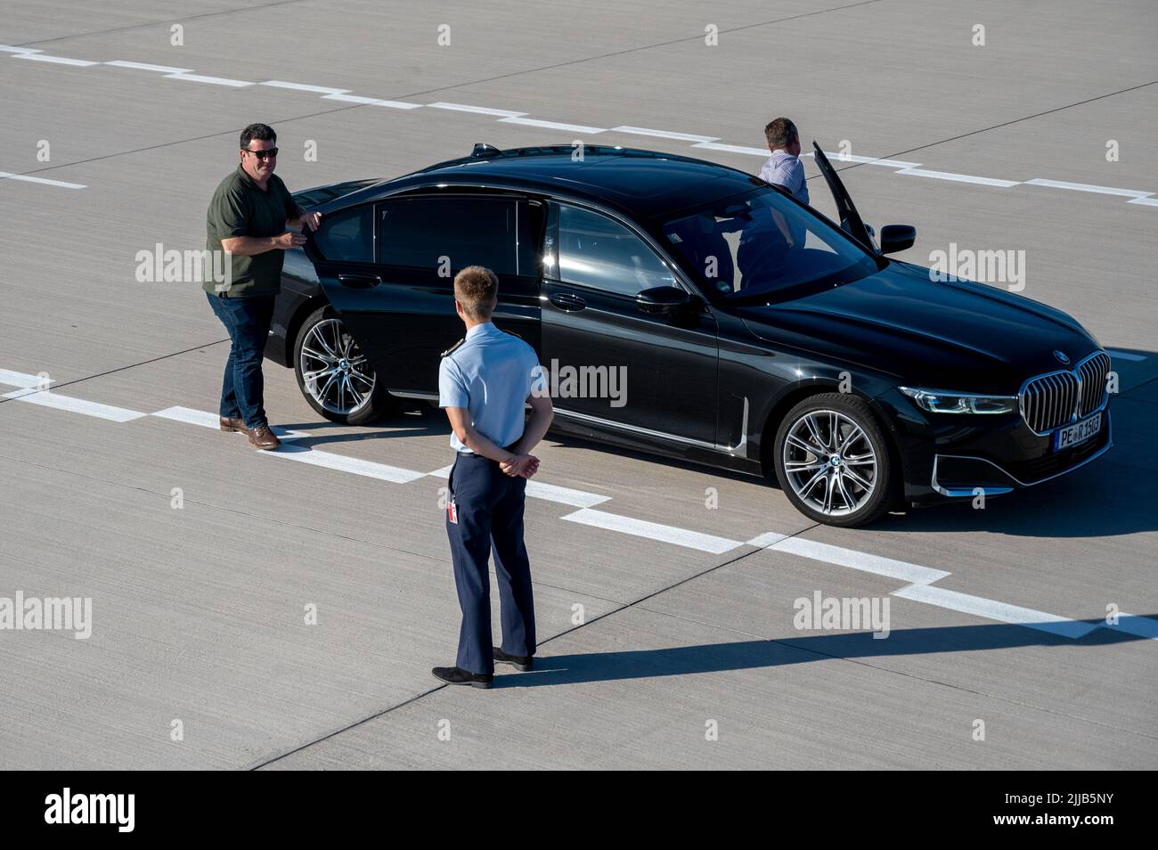 Berlino, Germania. 24th luglio 2022. Hubertus Heil (SPD, l), ministro federale del lavoro e degli affari sociali, arriva al terminal del governo dall'aeroporto di Berlino Brandeburgo per un viaggio in Ucraina. Credit: Christophe Gateau/dpa/Alamy Live News Foto Stock