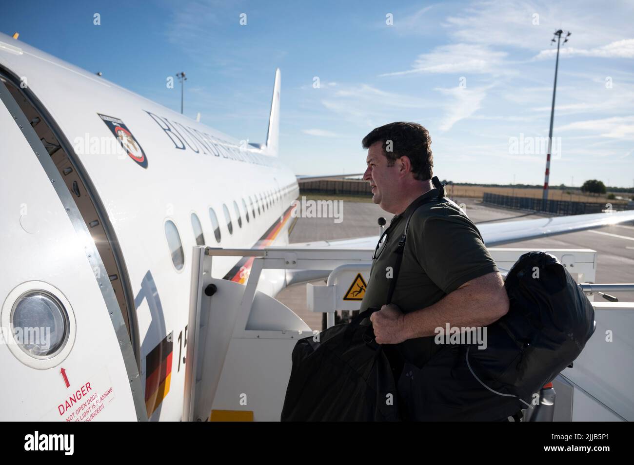 Berlino, Germania. 24th luglio 2022. Hubertus Heil (SPD), ministro federale del lavoro e degli affari sociali, si imbarda su un aereo dell'Aeronautica militare presso il terminal del governo dell'aeroporto di Berlino Brandeburgo per un viaggio in Ucraina. Credit: Christophe Gateau/dpa/Alamy Live News Foto Stock