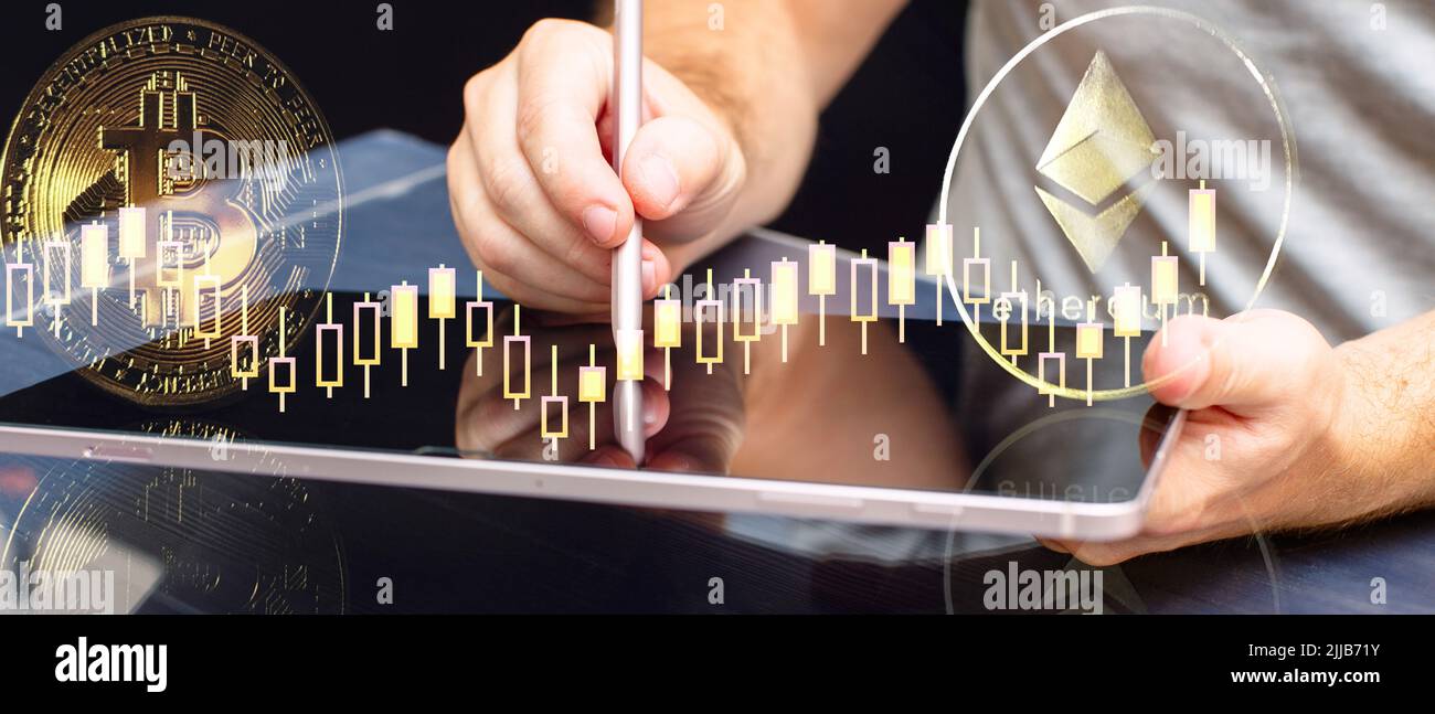 Man Bitcoin e ETH trading chart sullo schermo. Tenere in mano una moneta Bitcoin Cash d'oro. Commercio sullo scambio di criptovaluta. Foto Stock