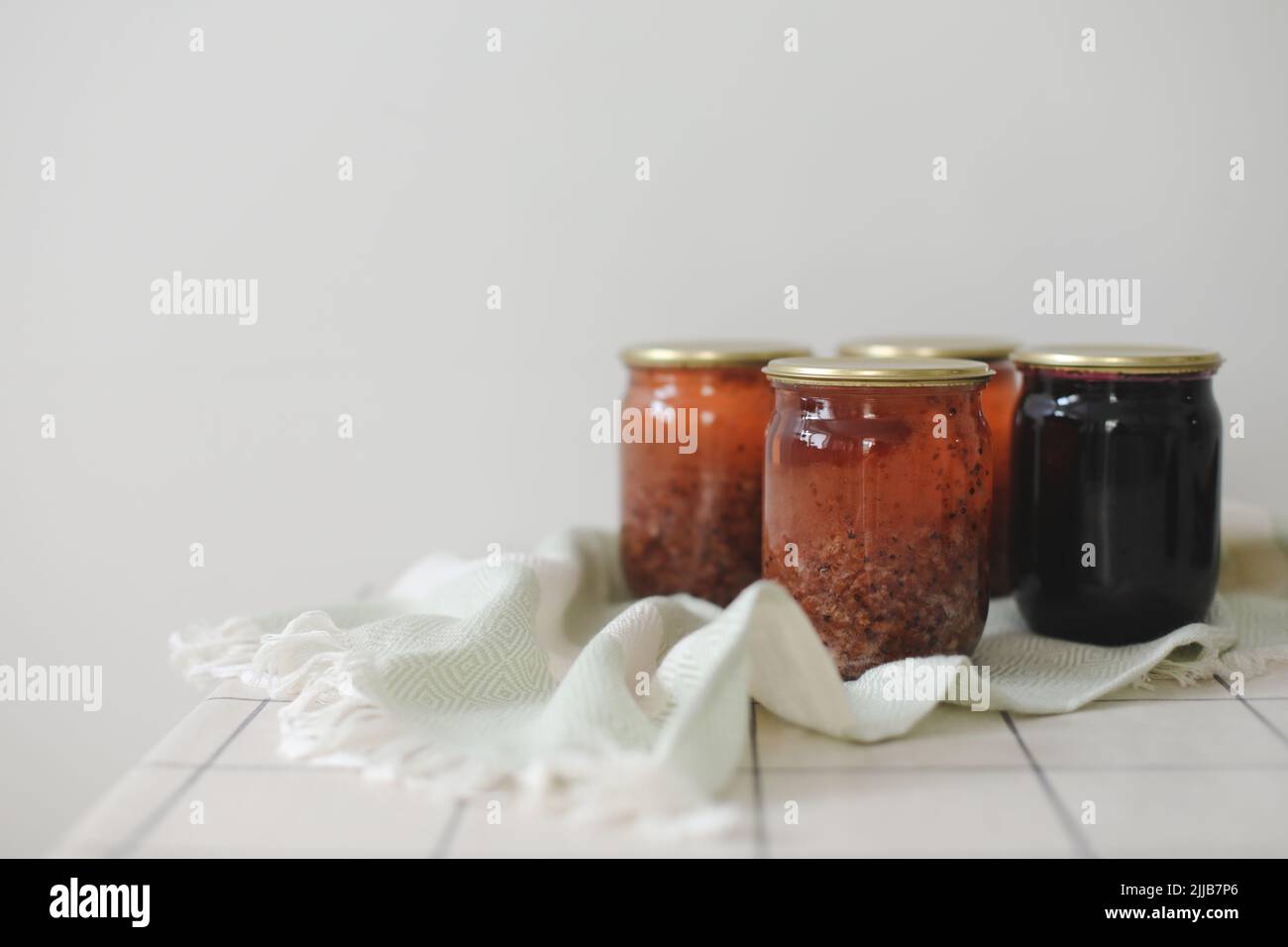 marmellata di ribes in vaso su sfondo chiaro in stile rustico Foto Stock
