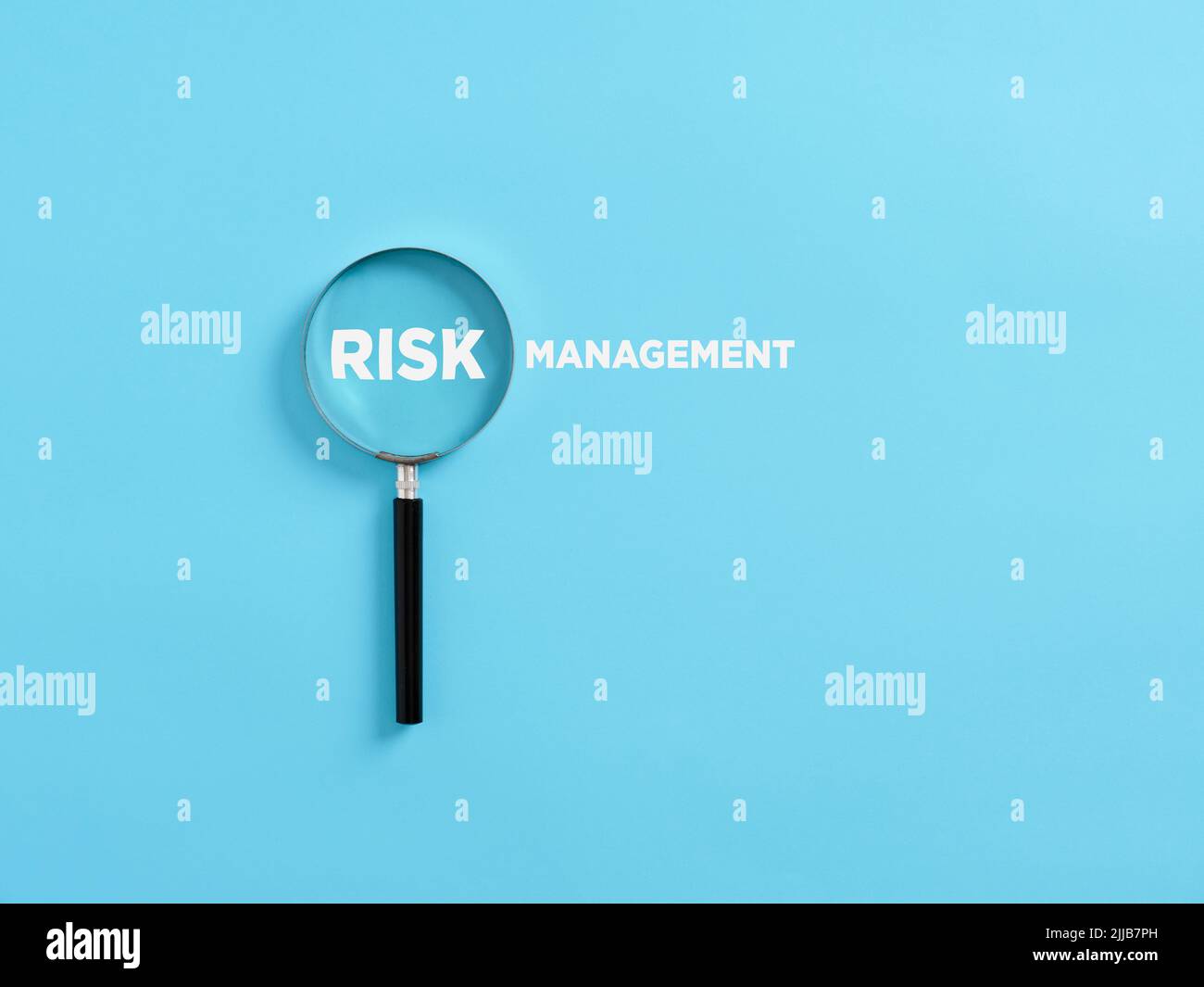 Lente di ingrandimento sulla parola gestione del rischio. Analisi dei rischi nel concetto di business o finanza. Foto Stock