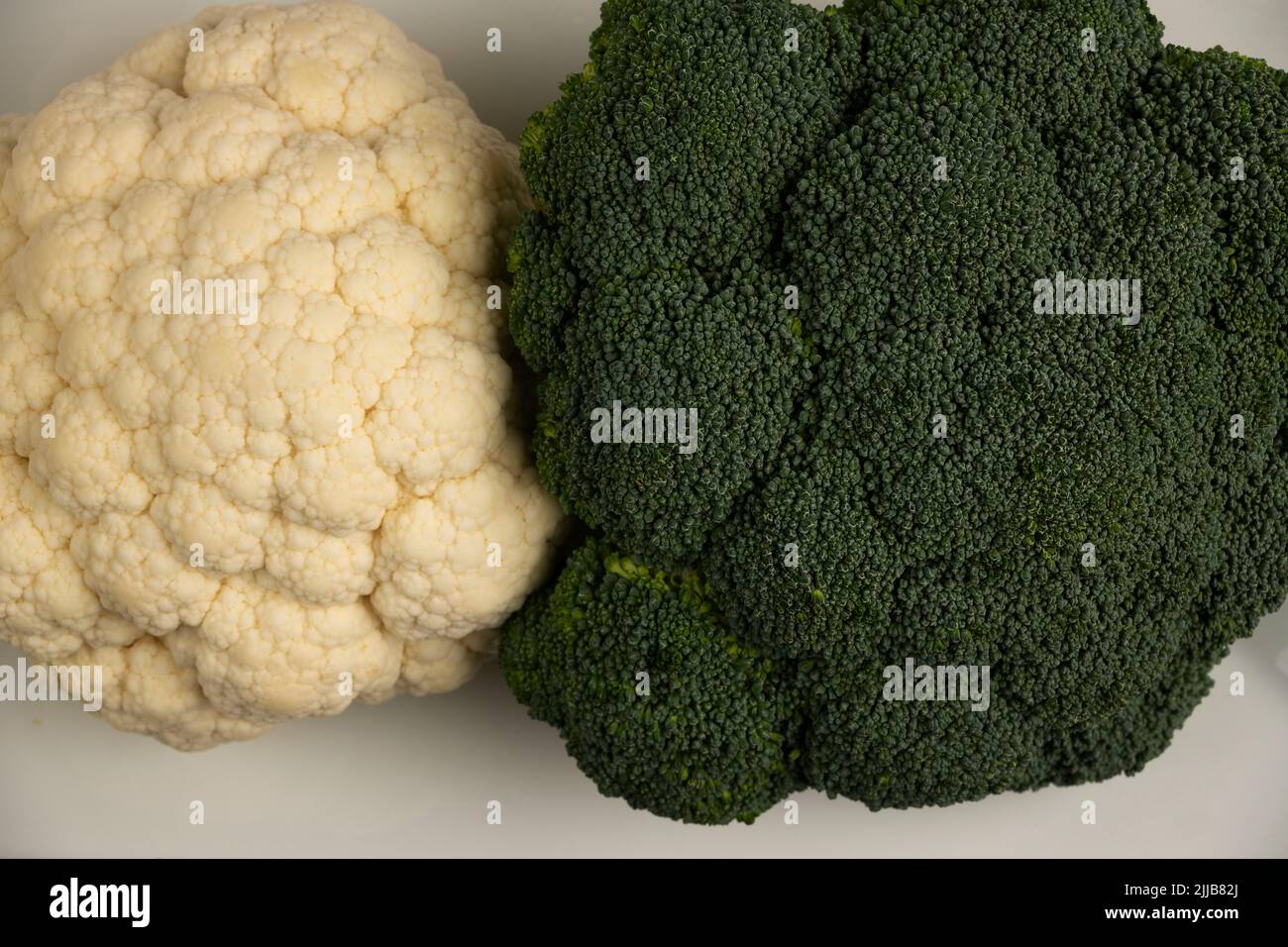 Cavolfiore e broccoli su sfondo bianco Foto Stock