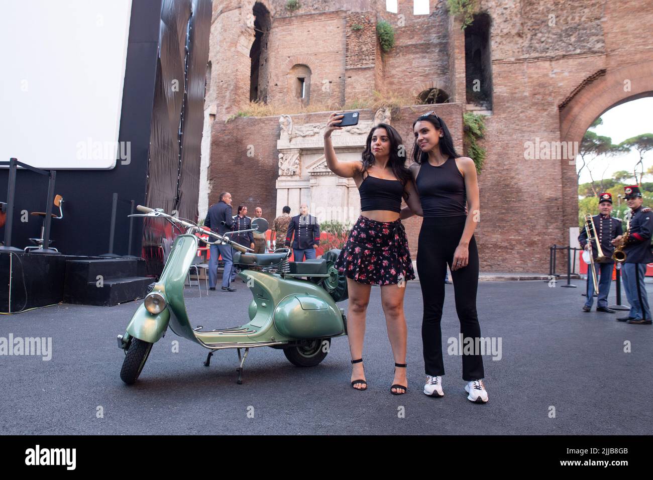 Roma, Italia. 24th luglio 2022. Due ragazze prendono un selfie con la Vespa usata in famose scene del film ''Vacanze Romane' (Credit Image: © Matteo Nardone/Pacific Press via ZUMA Press Wire) Foto Stock