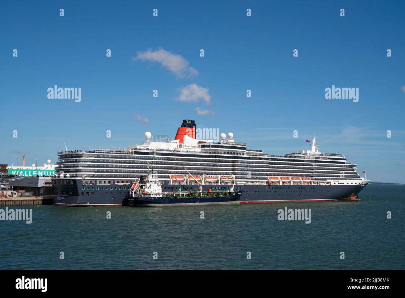 La MS Queen Victoria, una nave da crociera di classe Vista operata da Cunard, ormeggiata nel porto di Southampton Docks. Foto Stock