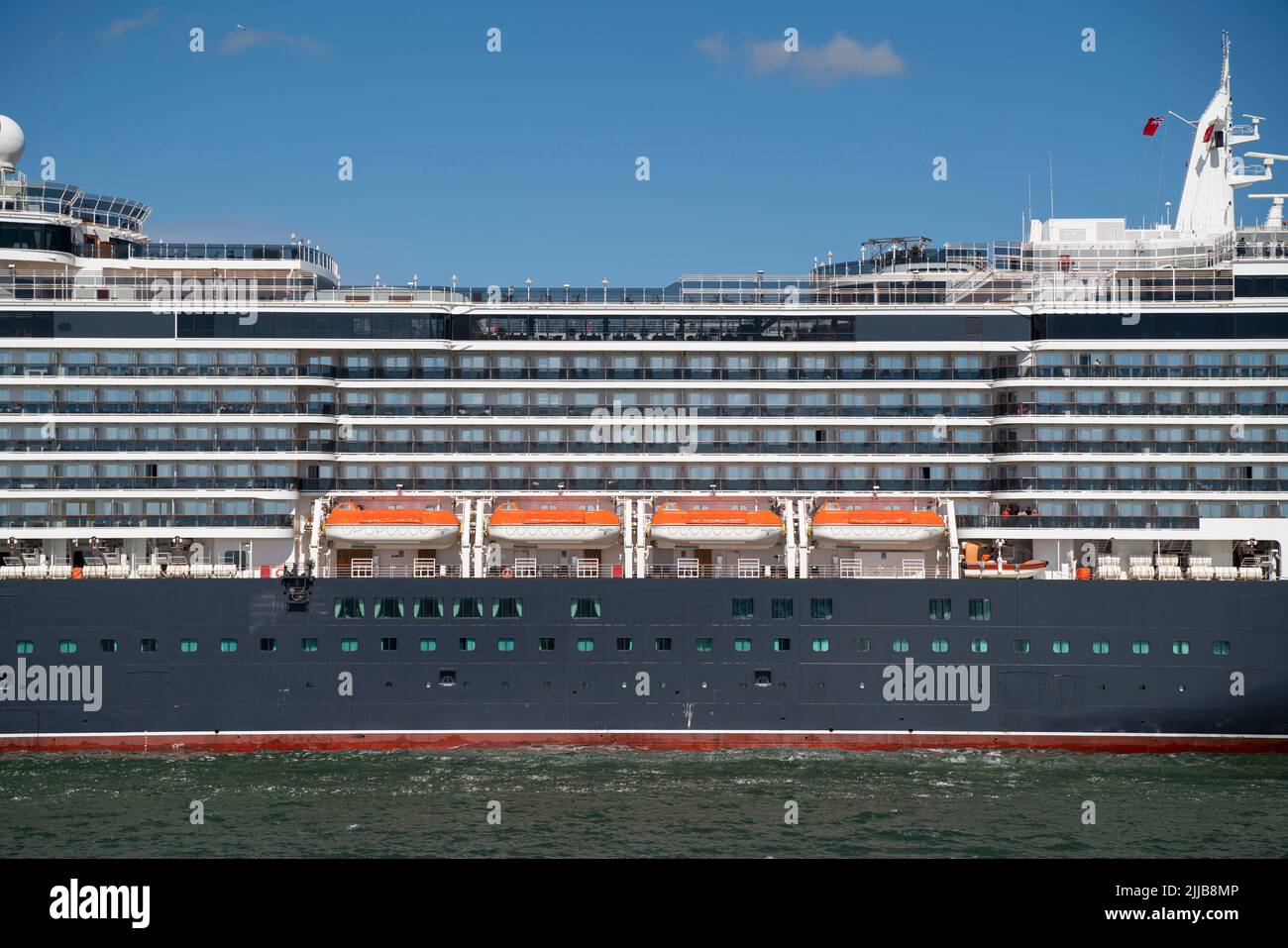 La MS Queen Victoria, una nave da crociera di classe Vista operata da Cunard, ormeggiata nel porto di Southampton Docks. Foto Stock