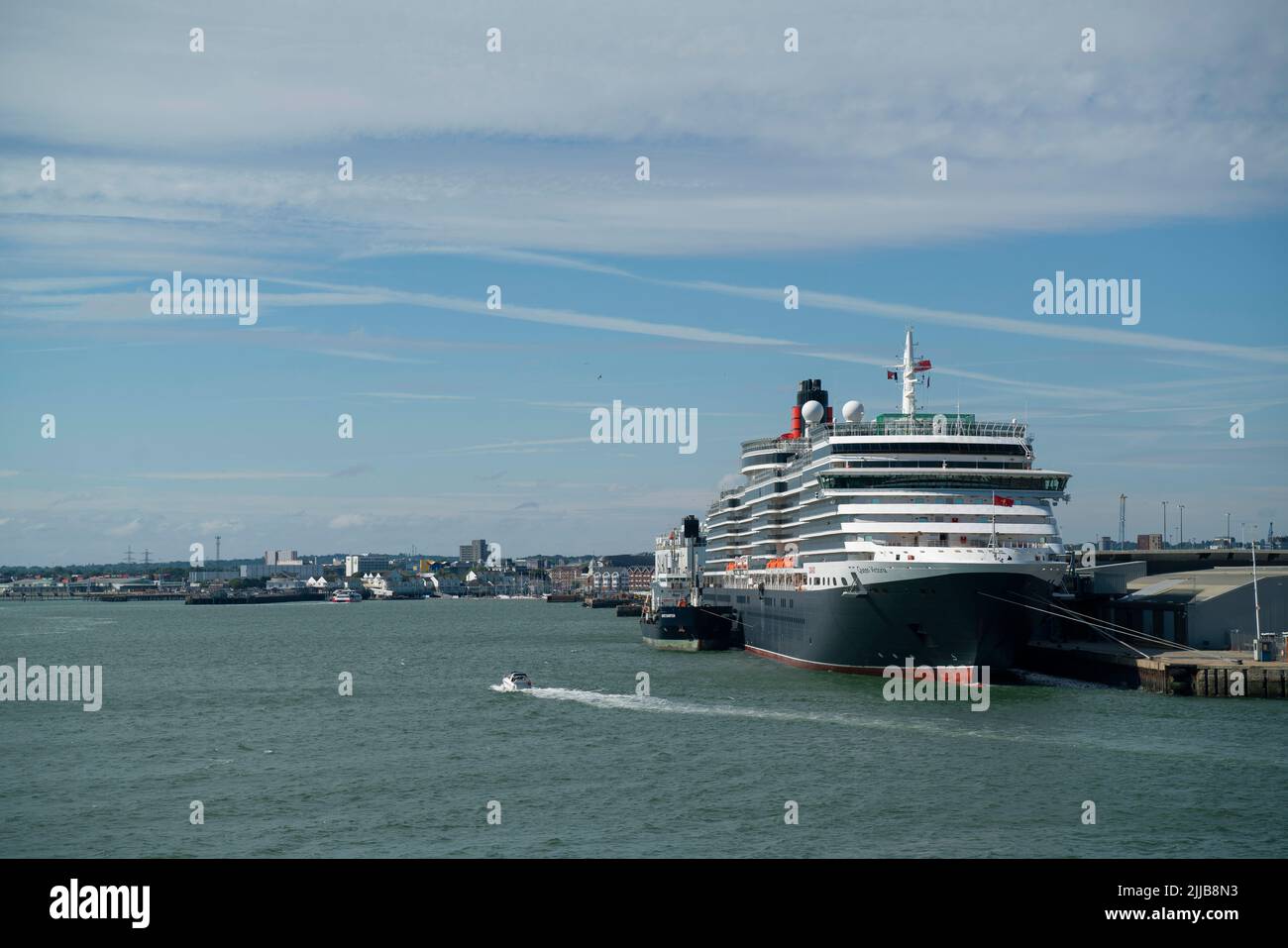 La MS Queen Victoria, una nave da crociera di classe Vista operata da Cunard, ormeggiata nel porto di Southampton Docks. Foto Stock