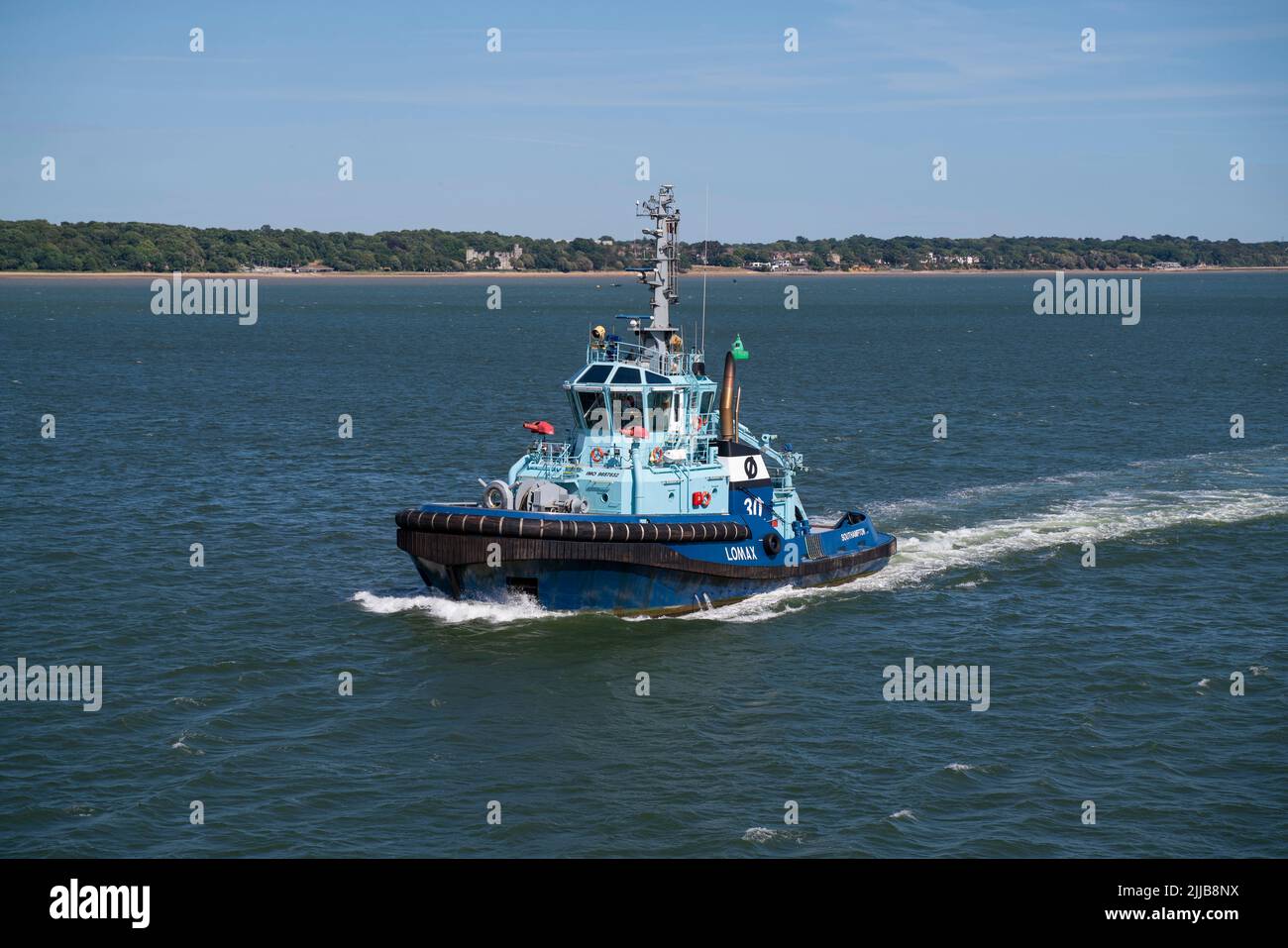 La nave antincendio Lomax che naviga nell'acqua di Southampton verso Southampton ormeggia in una giornata di sole. Foto Stock