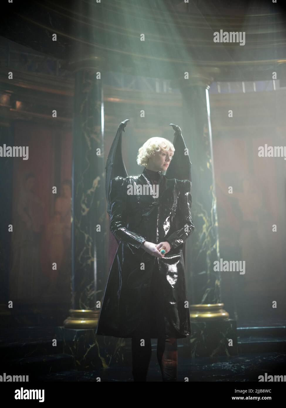 Unated Handout Foto dal Sandman. Nella foto: Gwendoline Christie come Lucifer Morningstar. Vedi PA feature SHOWBIZ TV Quickfire Gaiman Sturridge. Il credito dovrebbe essere: PA Photo/Laurence Cendrowicz/Netflix © 2022. ATTENZIONE: Questa immagine deve essere utilizzata solo per accompagnare la funzione PA SHOWBIZ TV Quickfire Gaiman Sturridge. Foto Stock