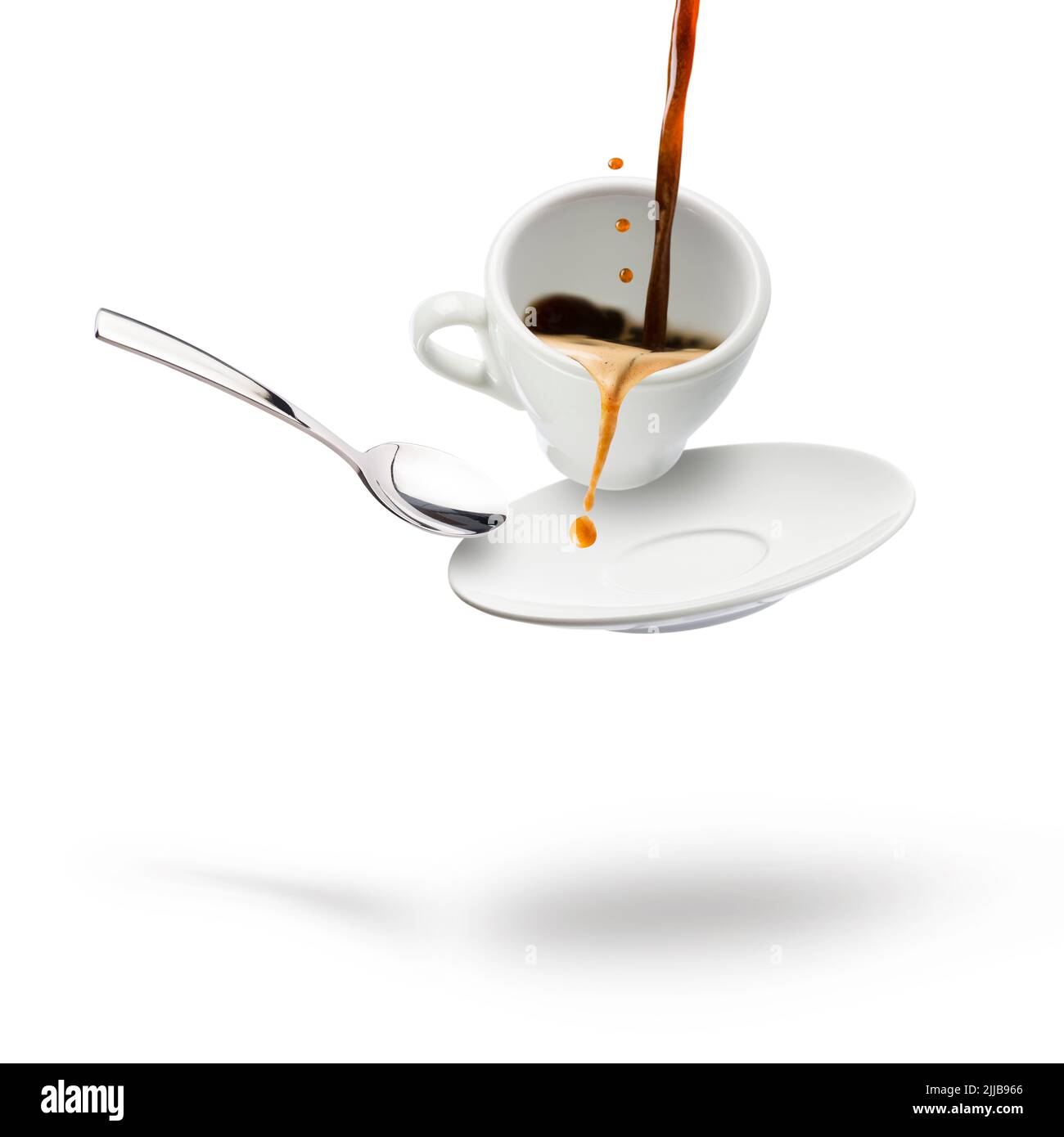 tazza di caffè con piattino e cucchiaio galleggiante su sfondo bianco. Foto Stock