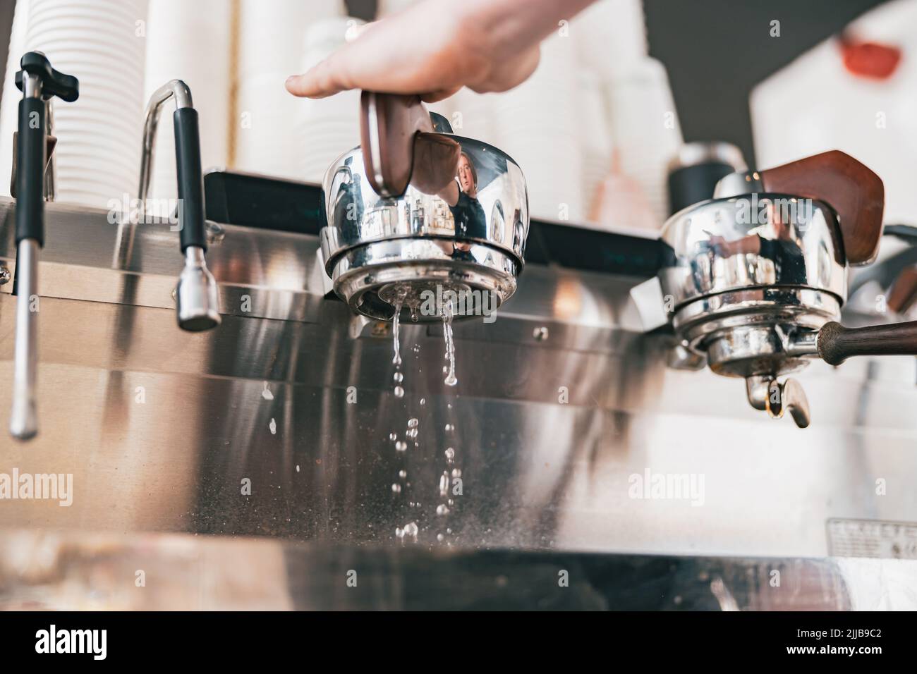 Processo di preparazione del caffè sulla macchina da caffè in caffè Foto Stock