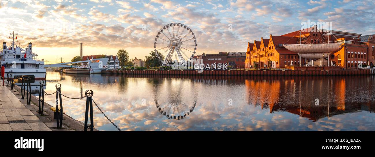 Danzica, Polonia. Vista panoramica della ruota panoramica e cartello Gdansk sul fiume Motlawa all'alba. Destinazione di viaggio dell'Europa orientale sul Mar Baltico Foto Stock
