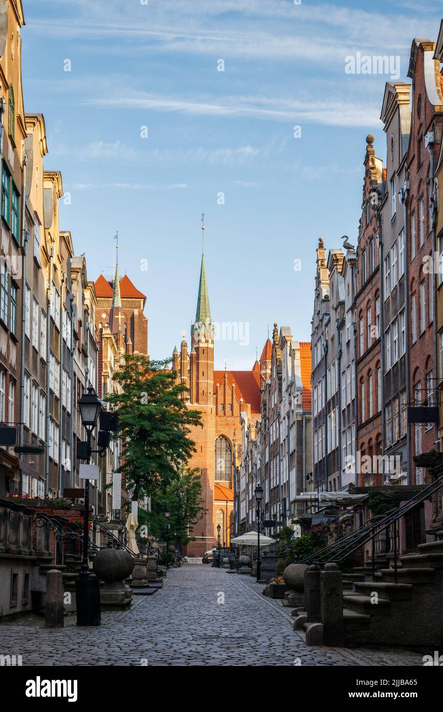 Vista della Basilica di Santa Maria da via Mariacka, Danzica, Polonia. Città vecchia a destinazione di viaggio dell'Europa orientale Foto Stock