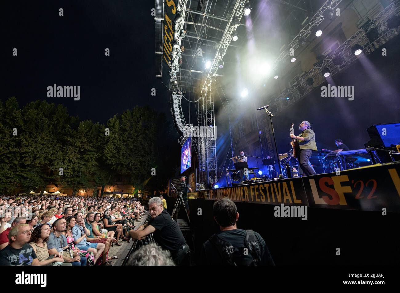 Lucca, Italia. 24th luglio 2022. Brunori SAS si esibisce a Lucca in Piazza Napoleone durante il Lucca Summer Festival, data recuperata dal tour sospeso durante la pandemia. (Foto di Stefano dalle Luche/Pacific Press) Credit: Pacific Press Media Production Corp./Alamy Live News Foto Stock