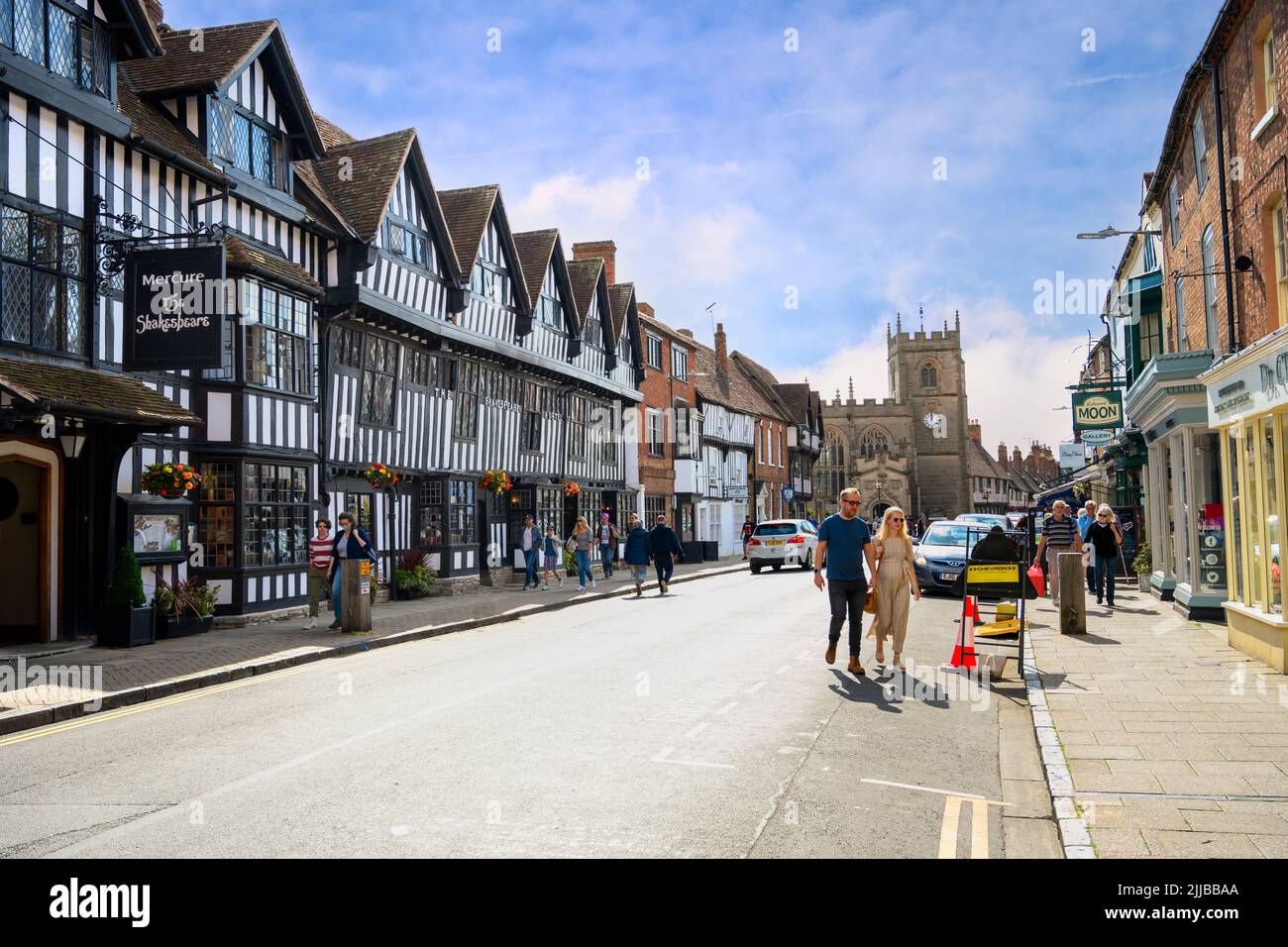 L'hotel shakespeare ha una struttura a graticcio con la cappella della gilda nella via a distanza della cappella stratford upon avon UK Foto Stock