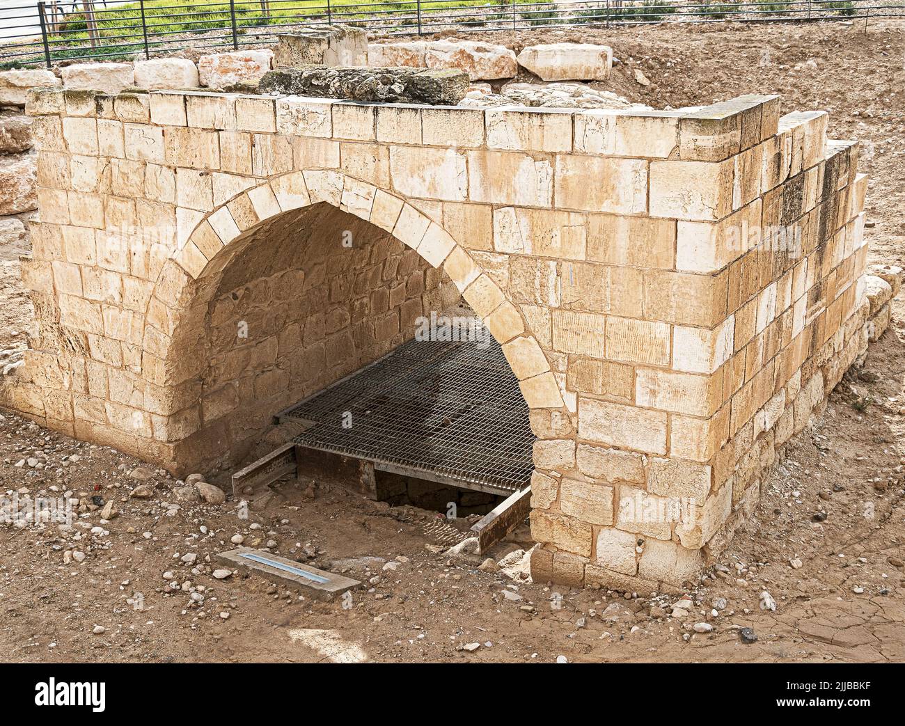 Rovine di un pozzo mitico di epoca biblica a Beer Sheva in Israele con la struttura di supporto della ruota d'acqua di pietra calcarea dell'epoca ottomana Foto Stock