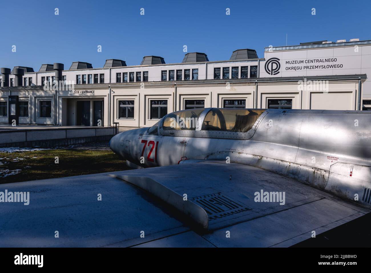 PZL TS-11 Iskra Jet Trainer di fronte al Museo della Regione industriale Centrale - COP a Stalowa Wola, Voivodato Subcarpatiano della Polonia Foto Stock