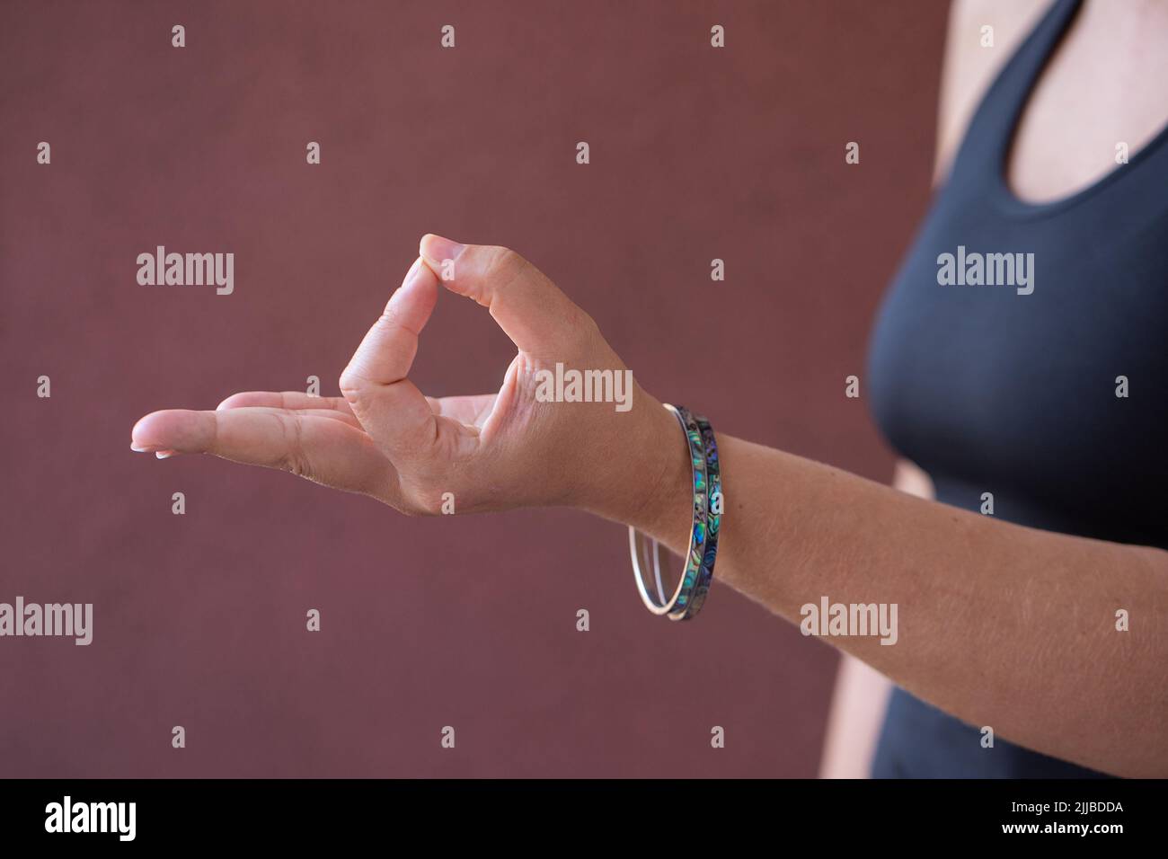 Mani in Gyan Mudra gesto simbolico e spirituale in yoga, spesso utilizzato durante la meditazione e per promuovere la salute fisica e mentale Foto Stock